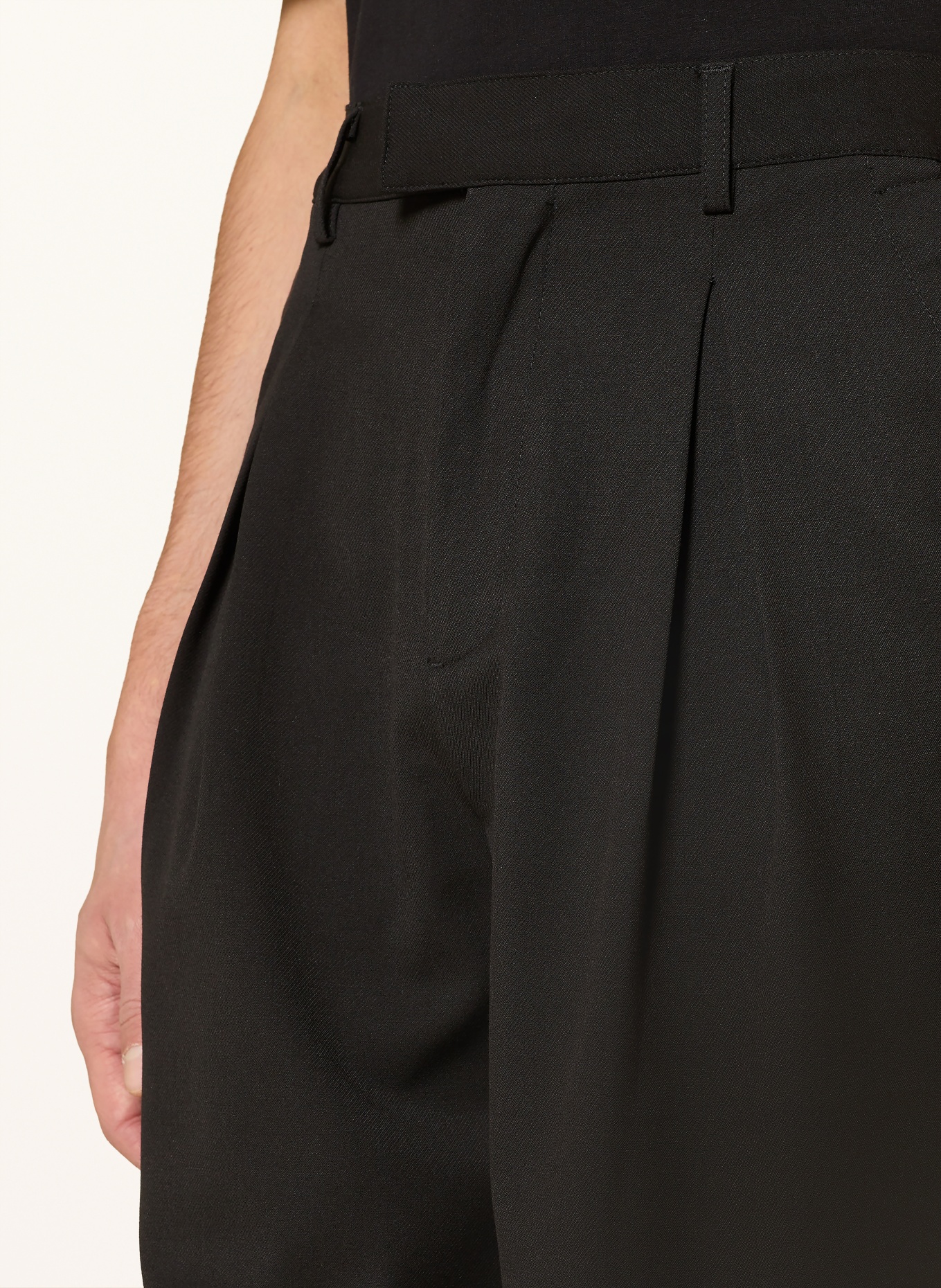 don't waste culture Short HILDARA: NOIR