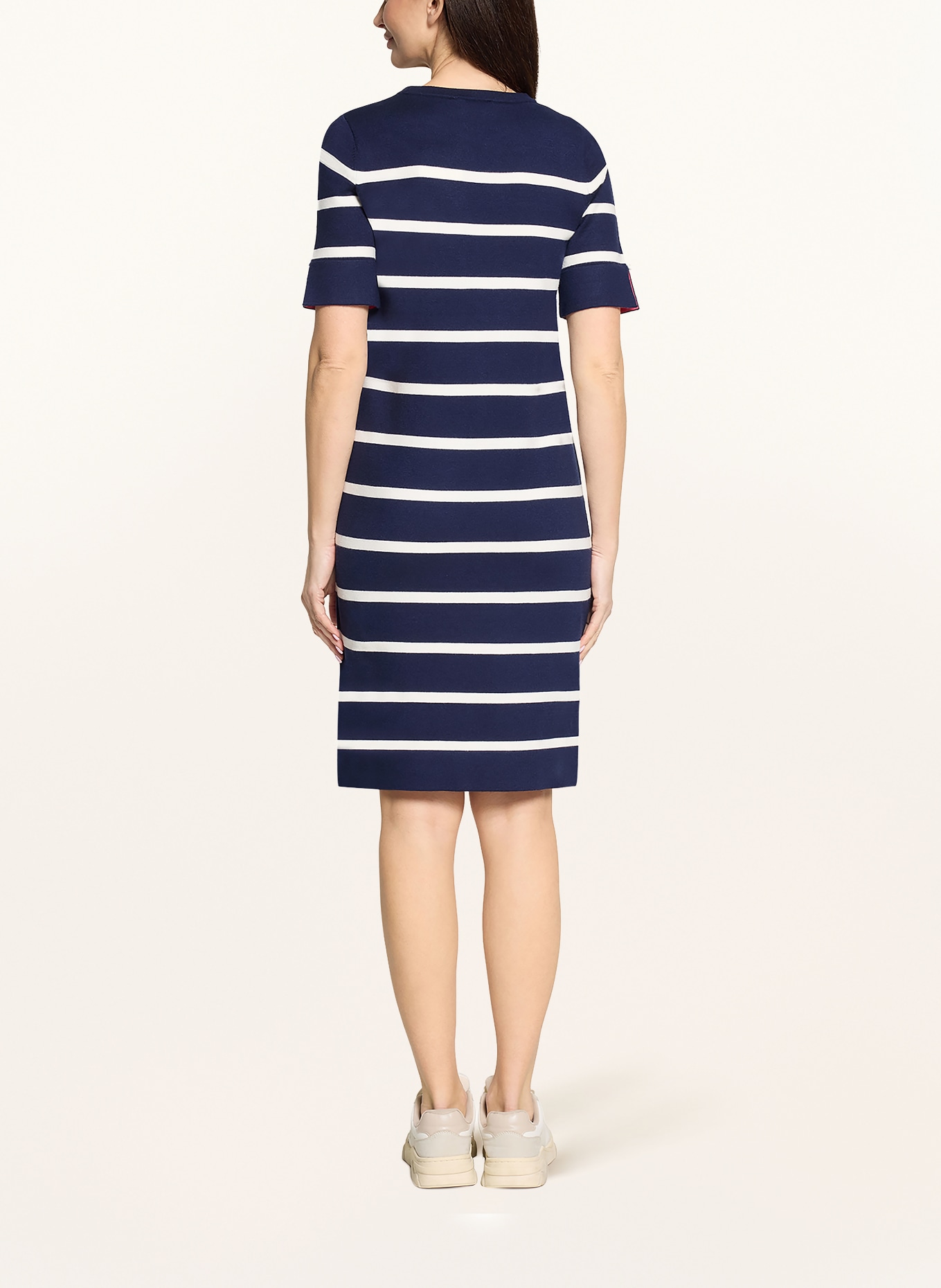 CARTOON pletené šaty: TMAVĚ MODRÁ / BÍLÁ