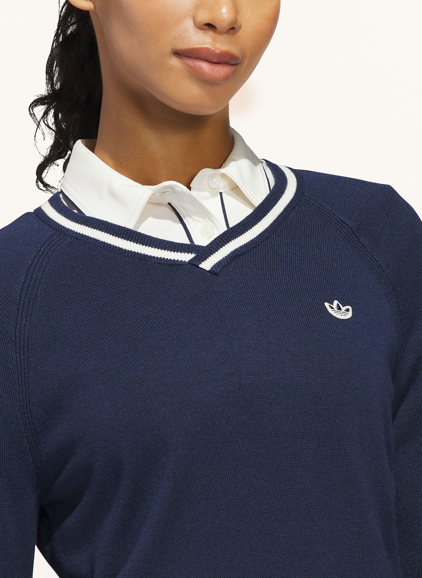 adidas Originals svetr: TMAVĚ MODRÁ / BÍLÁ