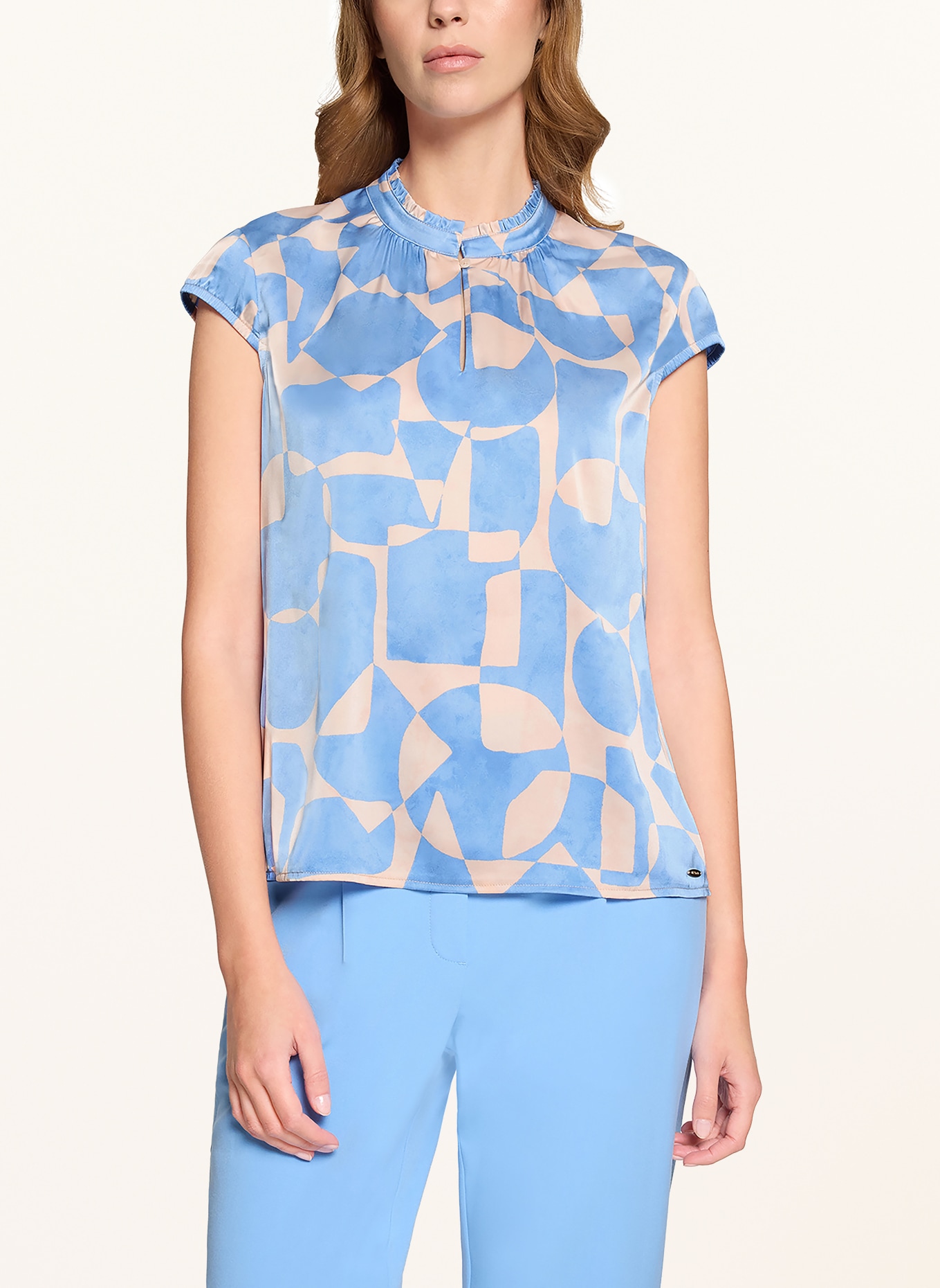 BETTY&CO Satinová halenka: TMAVĚ MODRÁ / KRÉMOVÁ