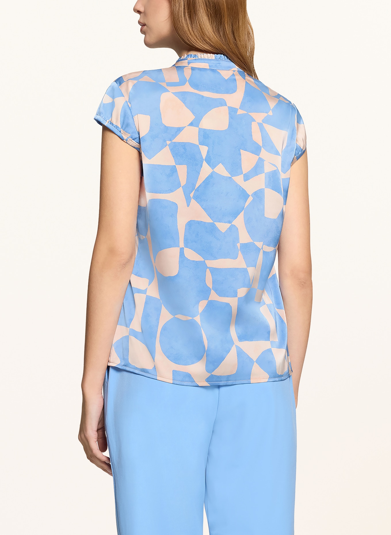 BETTY&CO Satinová halenka: TMAVĚ MODRÁ / KRÉMOVÁ