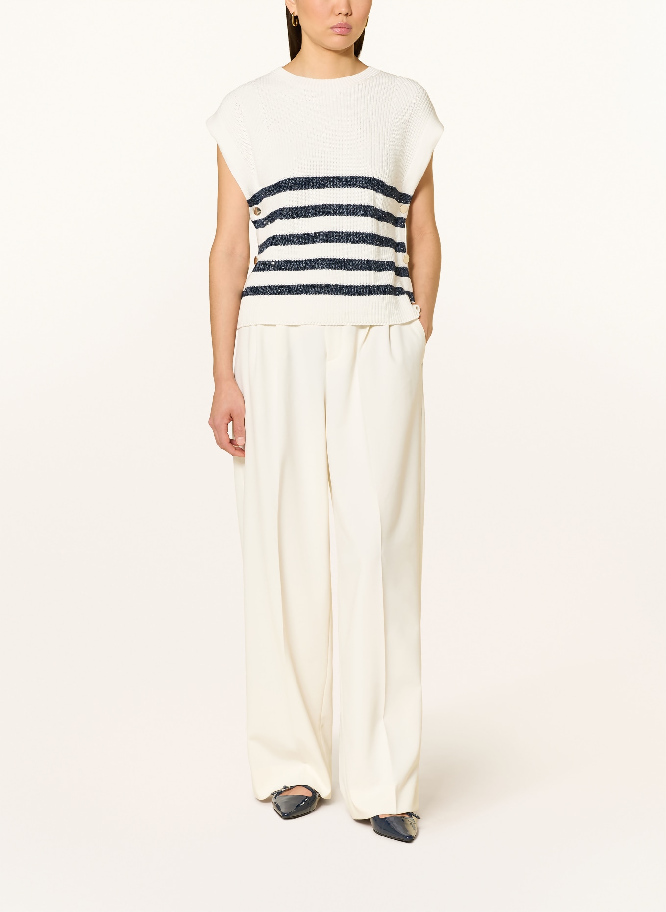 BETTY&CO Svetr bez rukávů s flitry: BÍLÁ / TMAVĚ MODRÁ