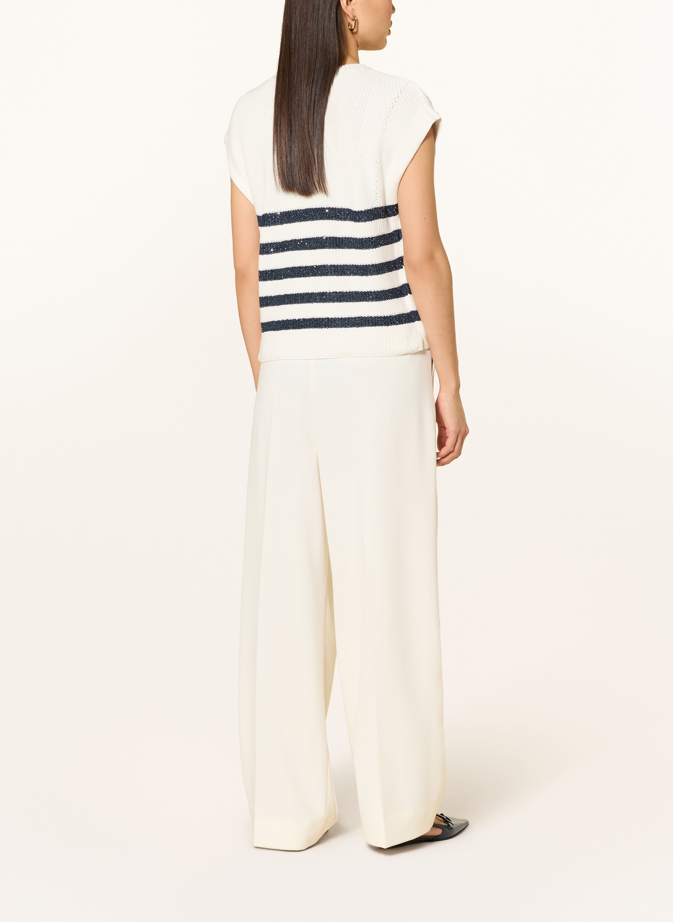 BETTY&CO Svetr bez rukávů s flitry: BÍLÁ / TMAVĚ MODRÁ