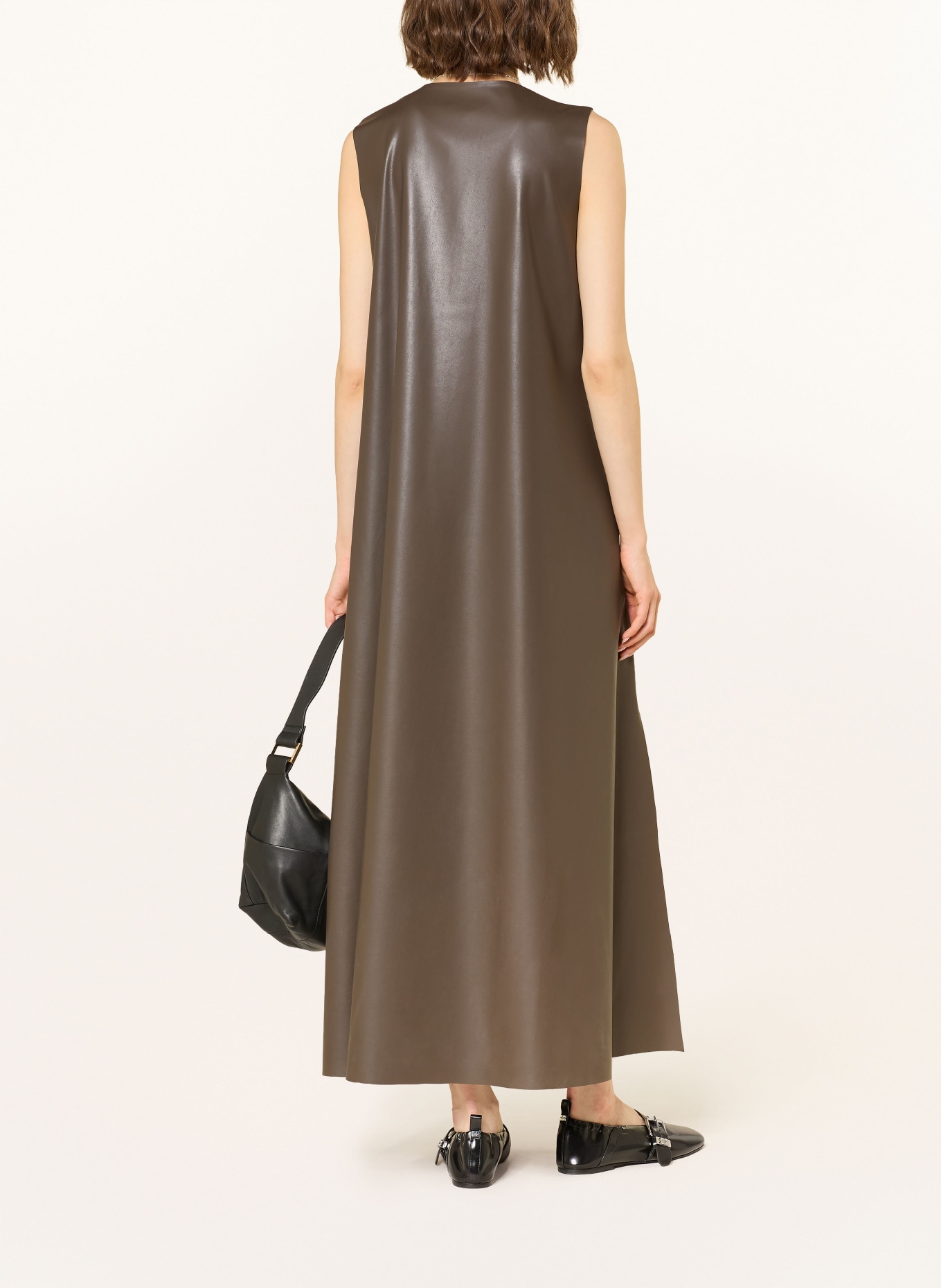 MRS & HUGS Šaty v koženém vzhledu: HNĚDÁ