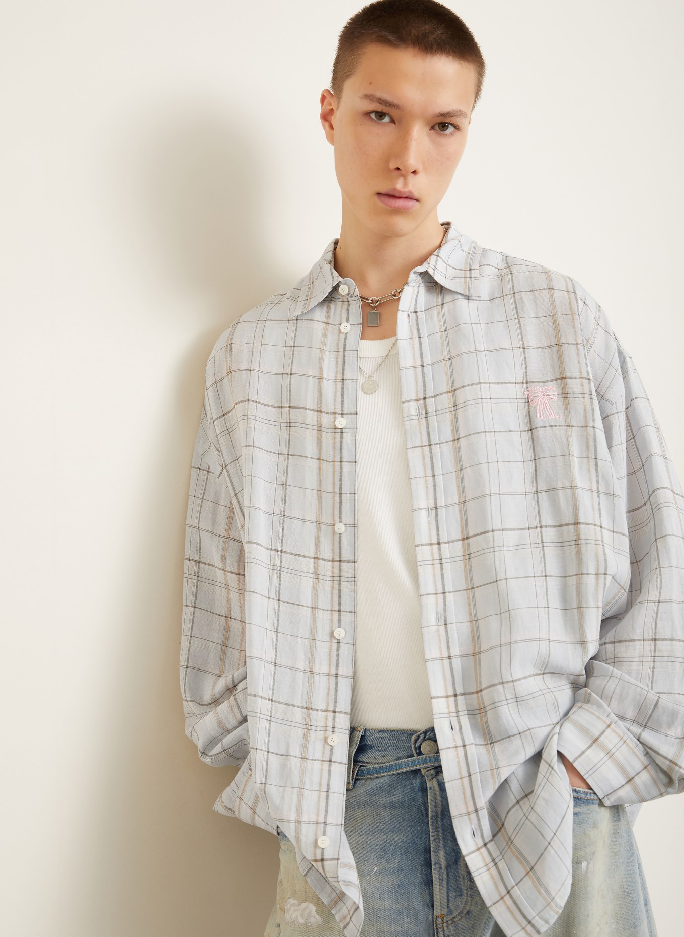 Acne Studios Hemd Comfort Fit mit Glitzergarn: CREME / GOLD / BRAUN