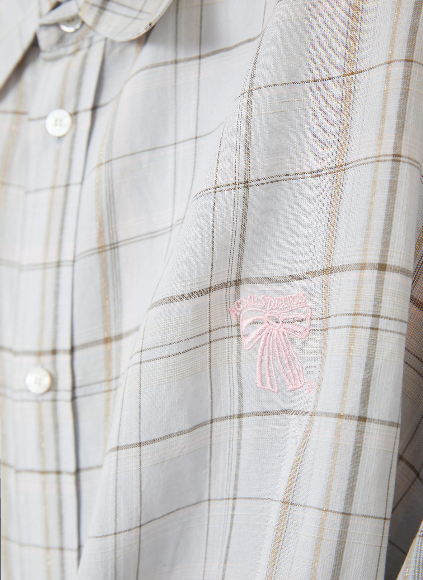 Acne Studios Hemd Comfort Fit mit Glitzergarn: CREME / GOLD / BRAUN