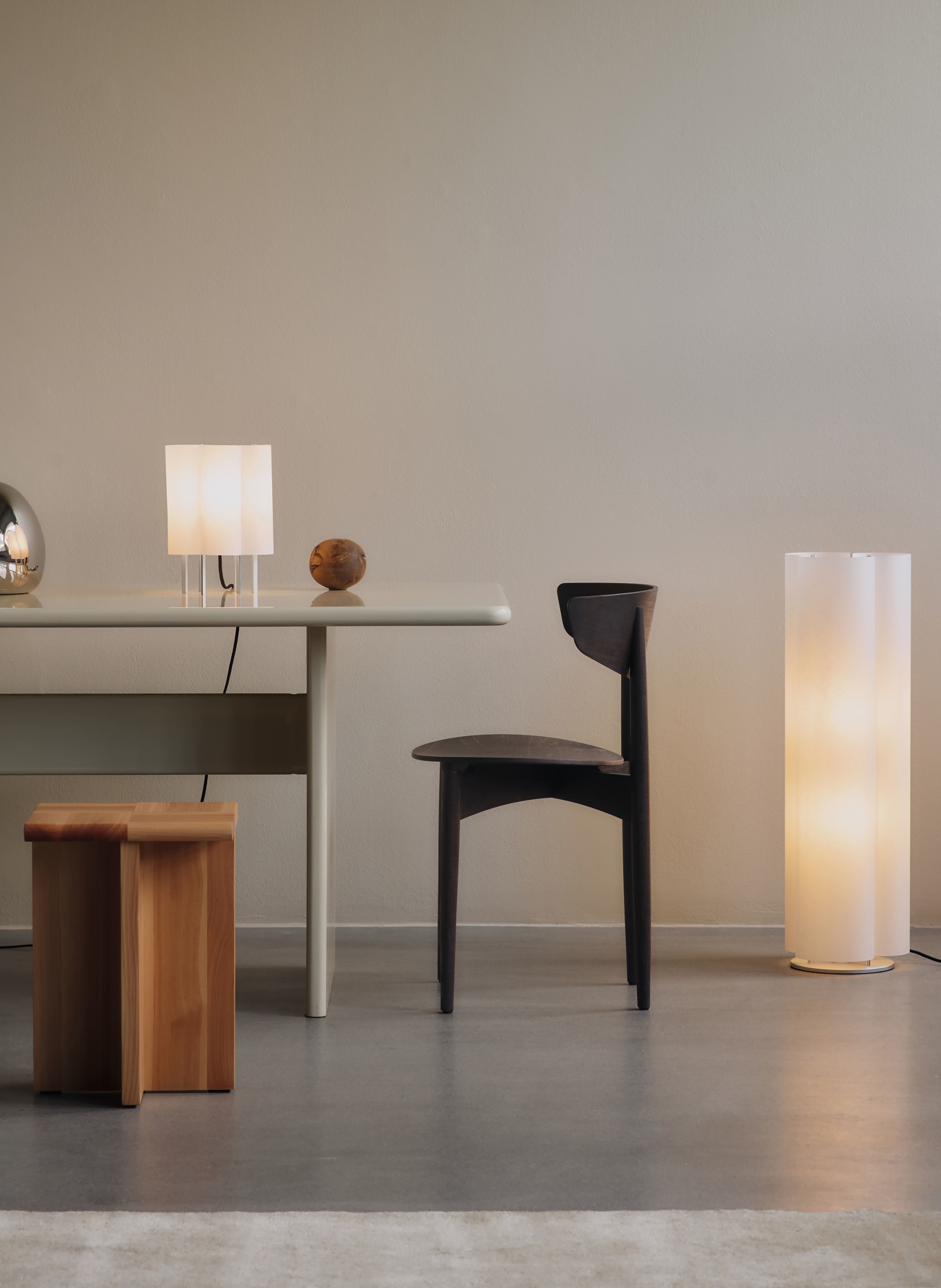 Ferm LIVING Tischleuchte BOE: SILBER / WEISS
