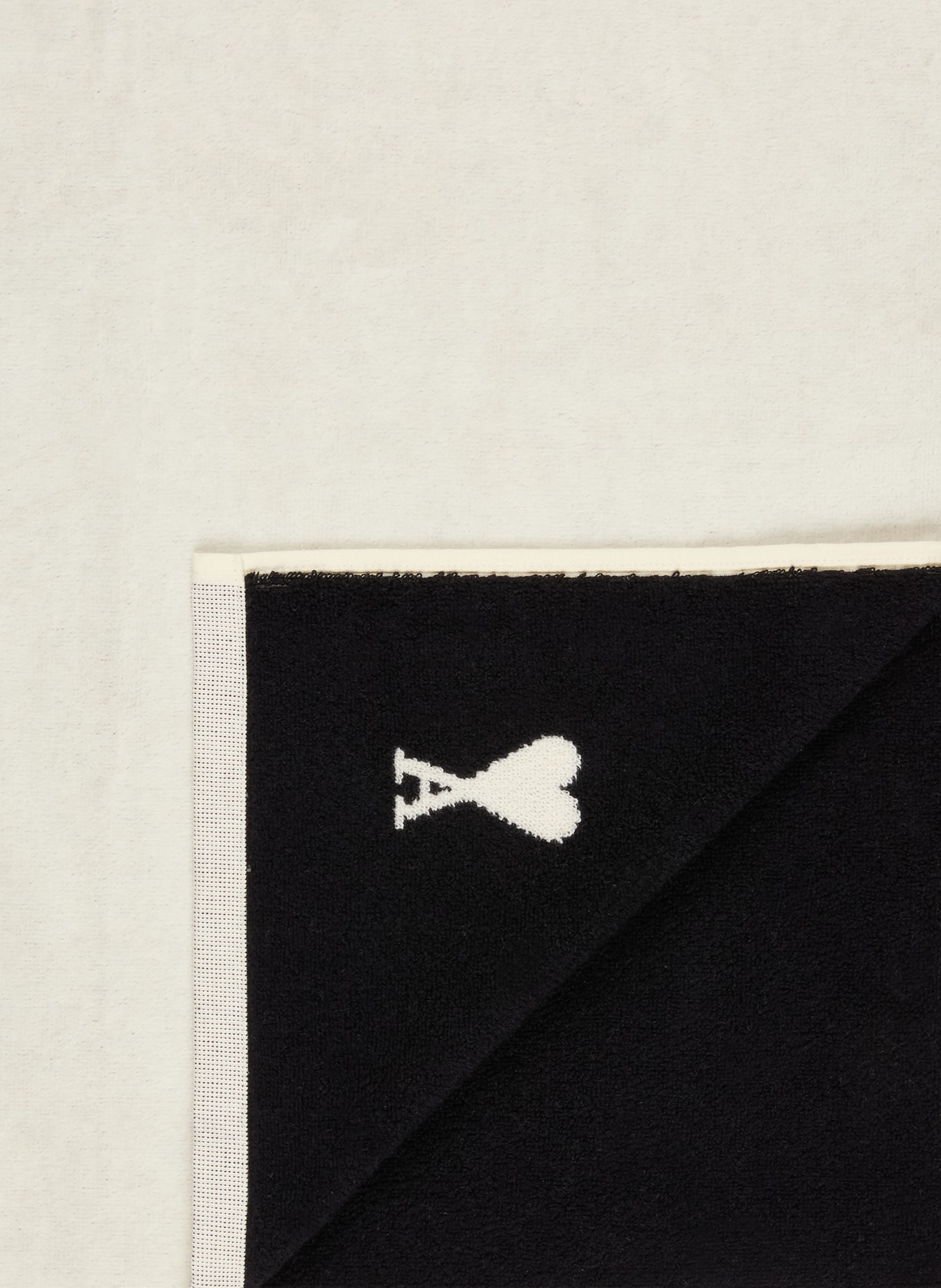 AMI PARIS Strandtuch LITTLE AMI DE COEUR: SCHWARZ / CREME