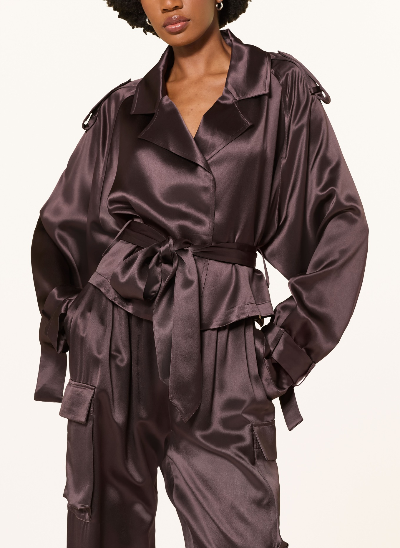 The Frankie Shop Zavinovací halenka SIMONA ze saténu: TMAVĚ HNĚDÁ