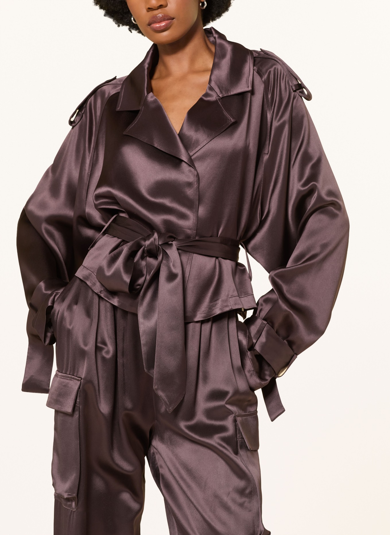 The Frankie Shop Cargové kalhoty DELNY ze saténu: TMAVĚ HNĚDÁ