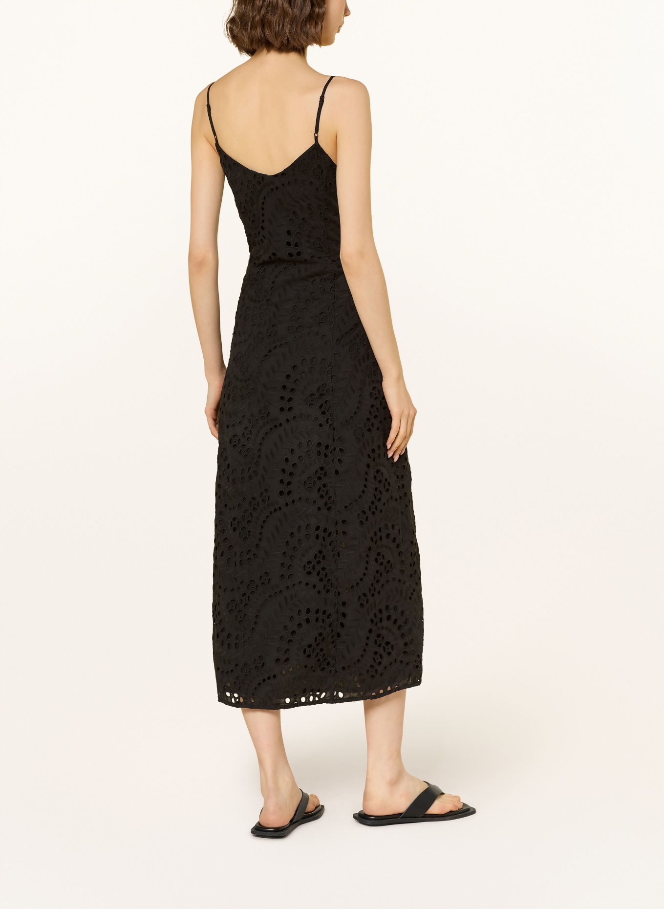 MRS & HUGS Šaty z krajky s otvory: ČERNÁ