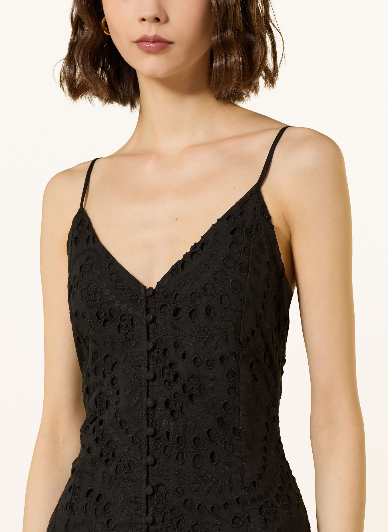 MRS & HUGS Šaty z krajky s otvory: ČERNÁ