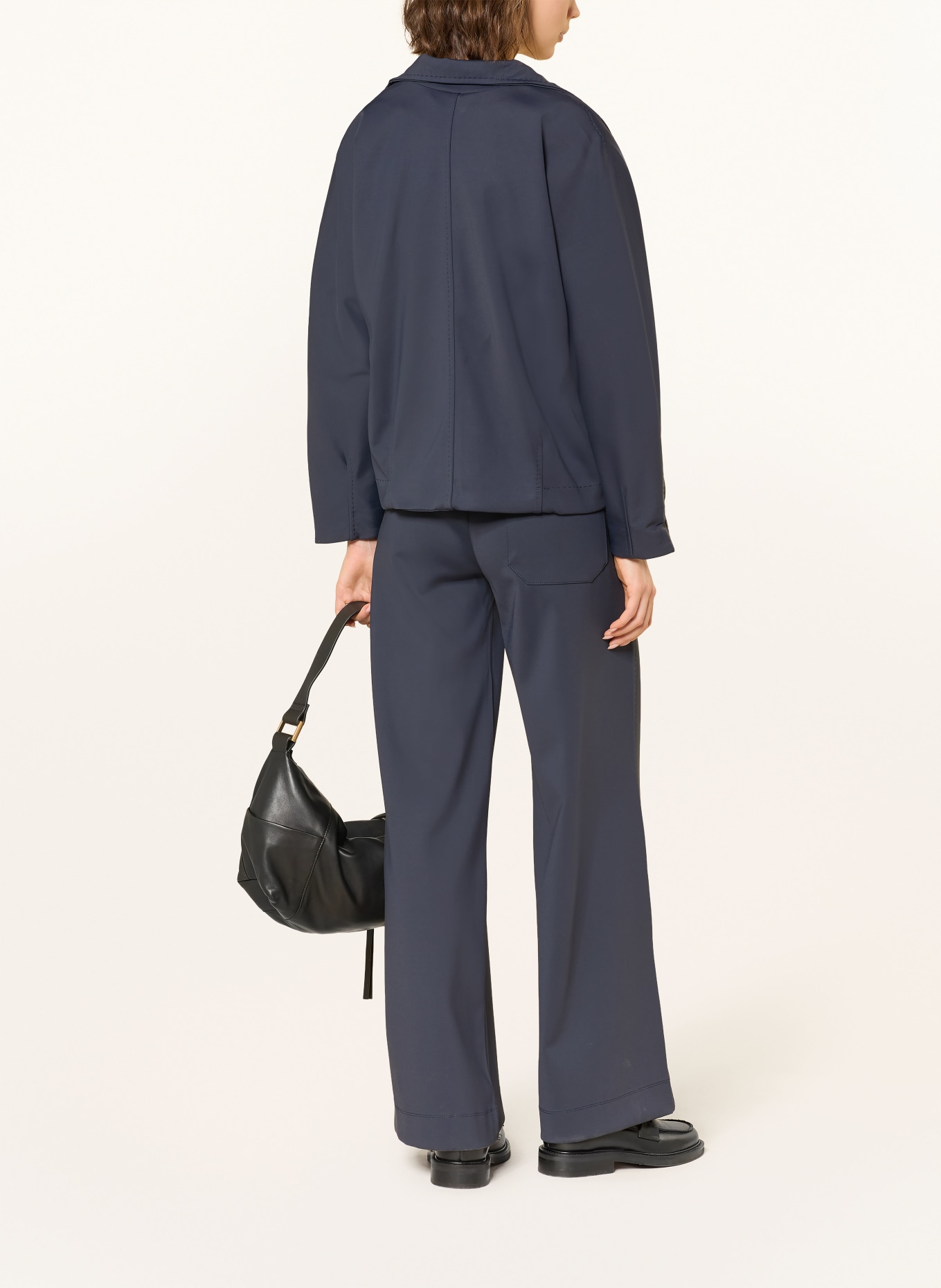 MRS & HUGS Předsedající: TMAVĚ MODRÁ