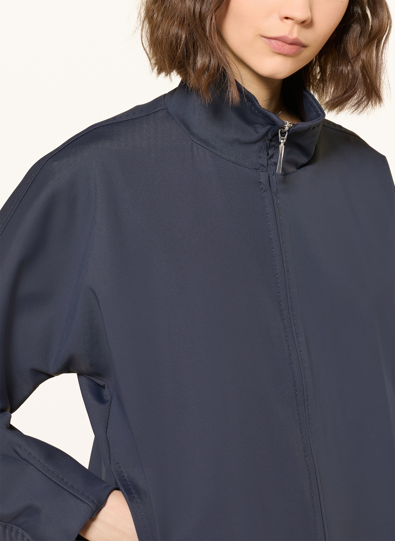 MRS & HUGS Předsedající: TMAVĚ MODRÁ