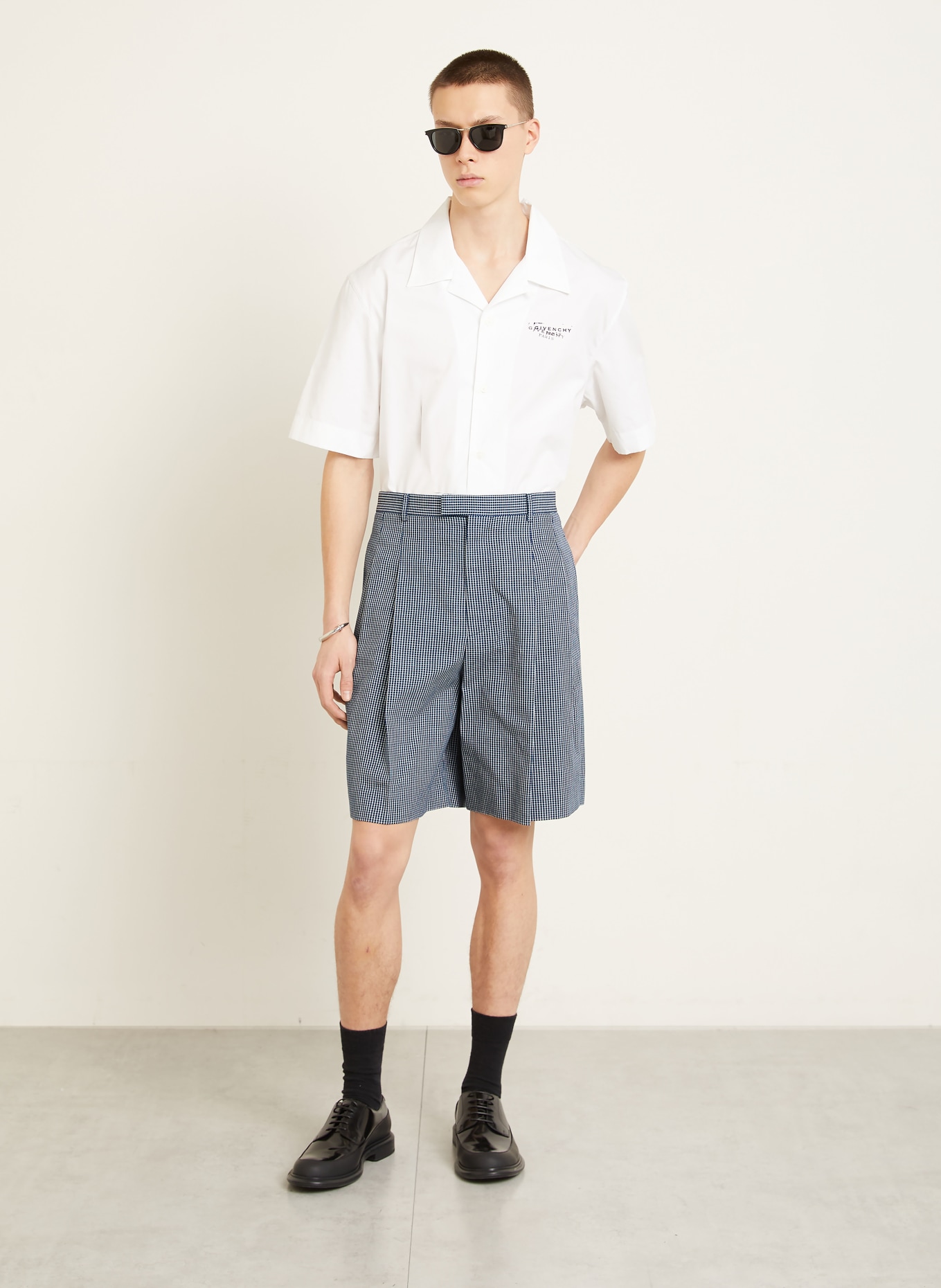GIVENCHY shorts: DARK BLUE / CREAM