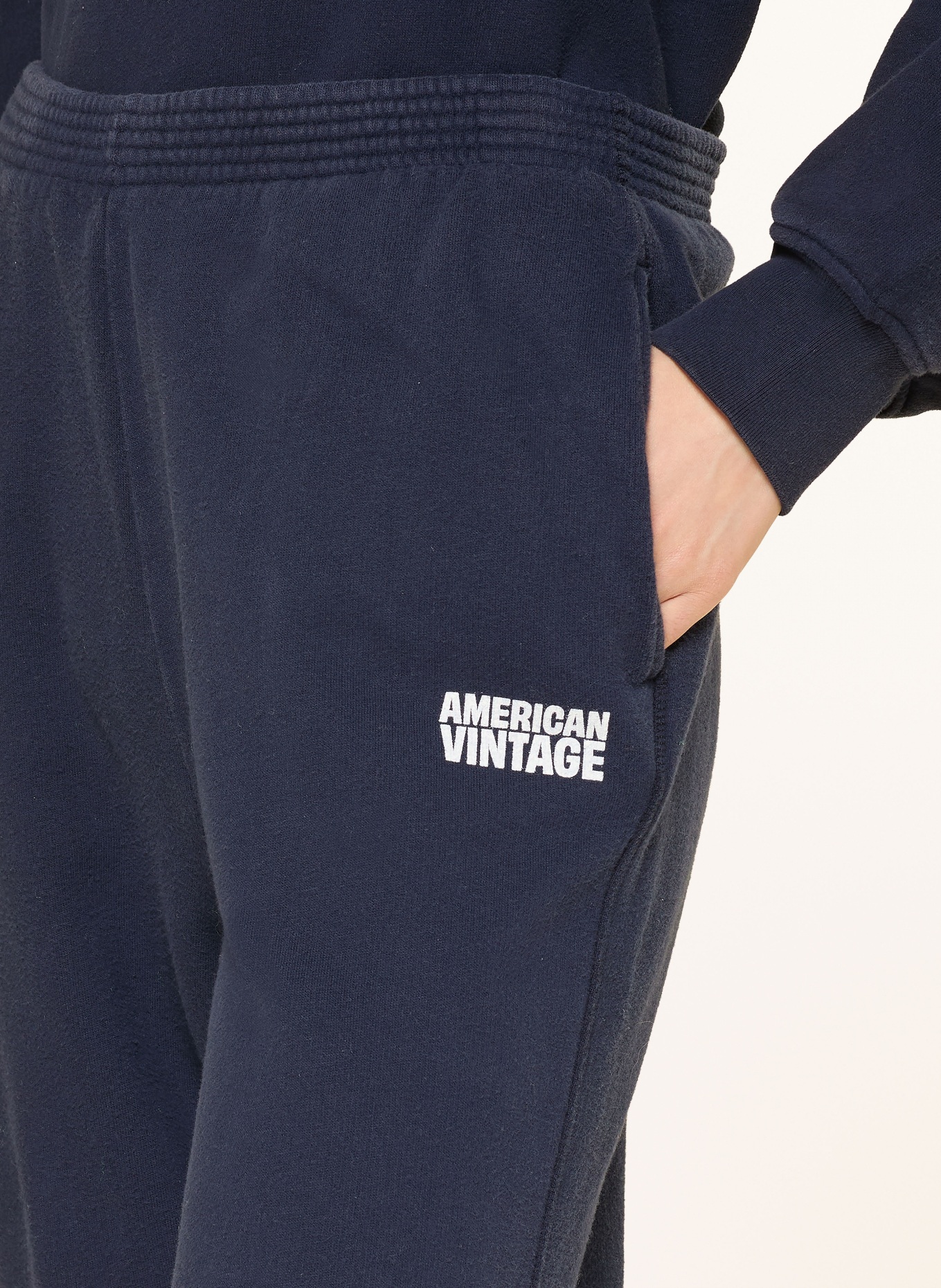 American Vintage Tepláky PLIZZY: TMAVĚ MODRÁ