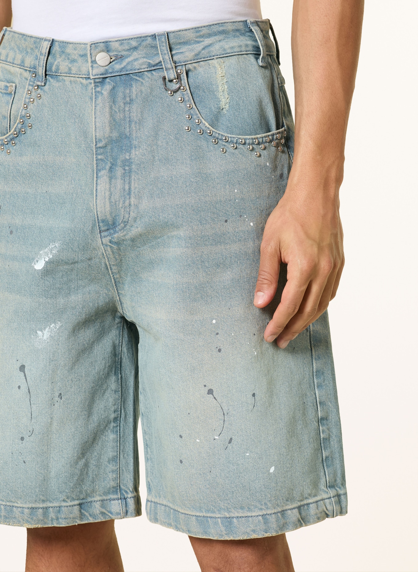 RETERNITY Jeansshorts mit Nieten: LIGHT BLUE