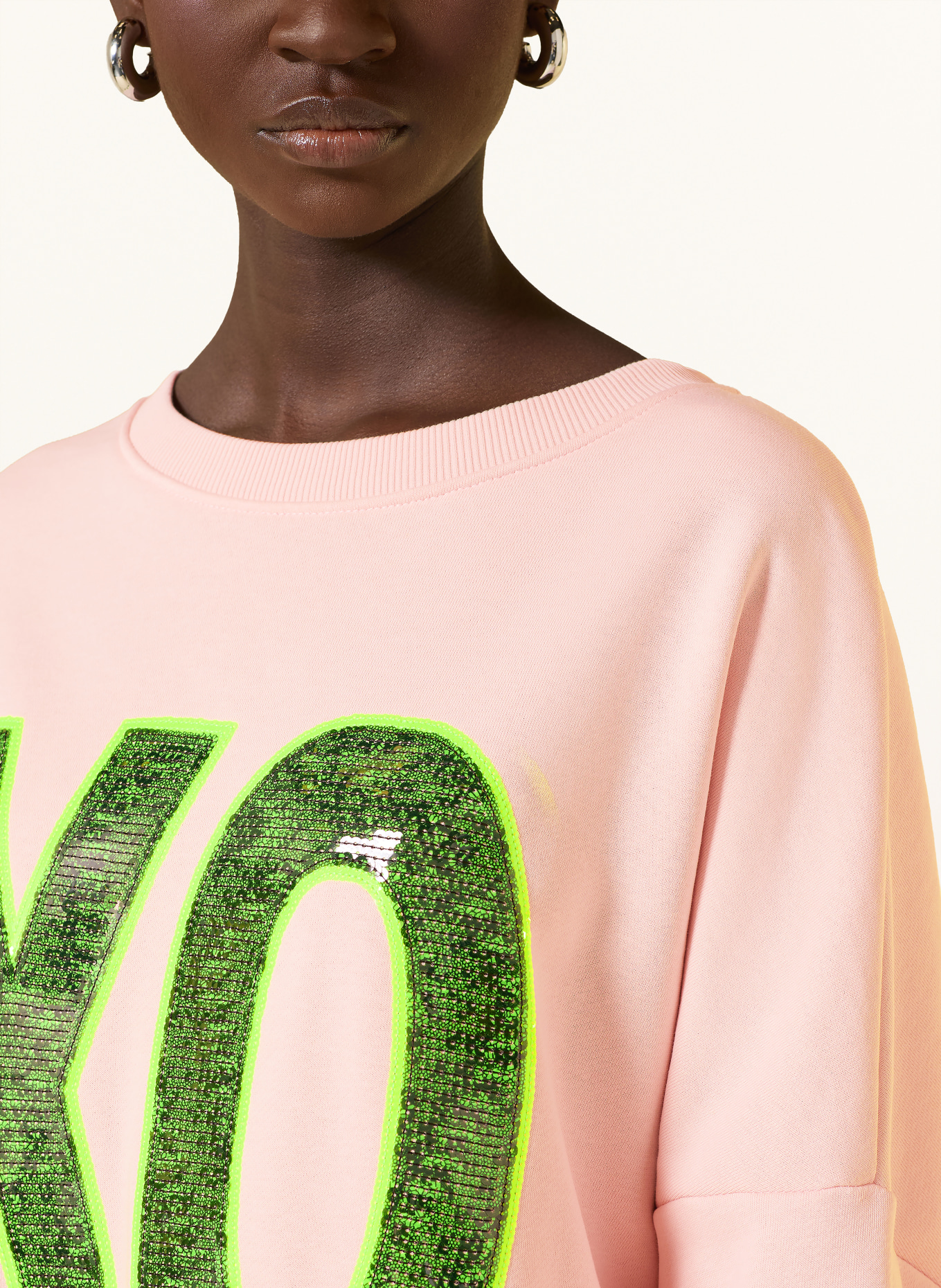 miss goodlife Oversized mikina s flitry: BARVA RŮŽOVÉHO ZLATA / NEONOVĚ ŽLUTÁ / TMAVĚ ZELENÁ