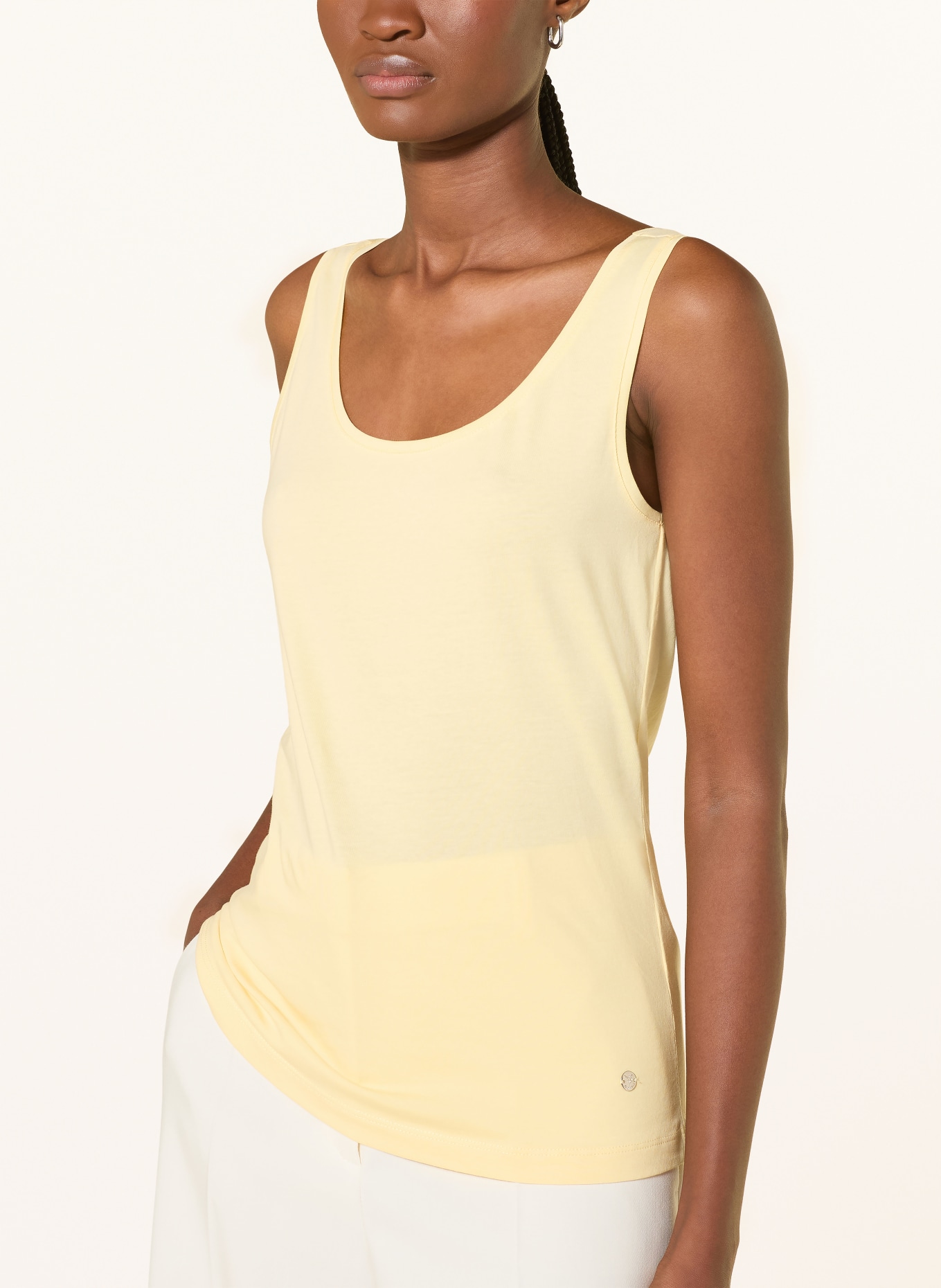 monari Nahoru: TMAVĚ ŽLUTÁ