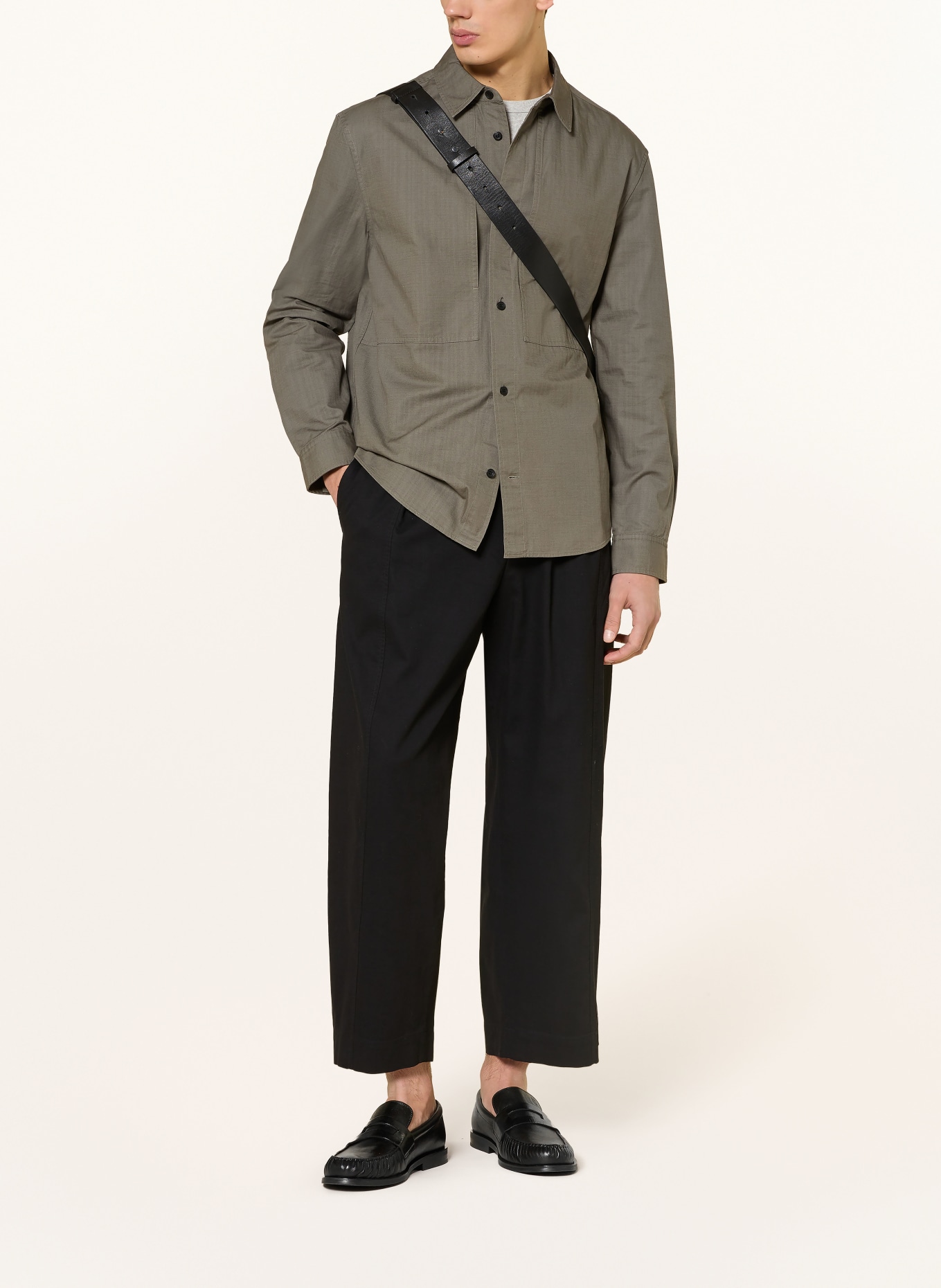 COS Chino Regular Fit: SCHWARZ