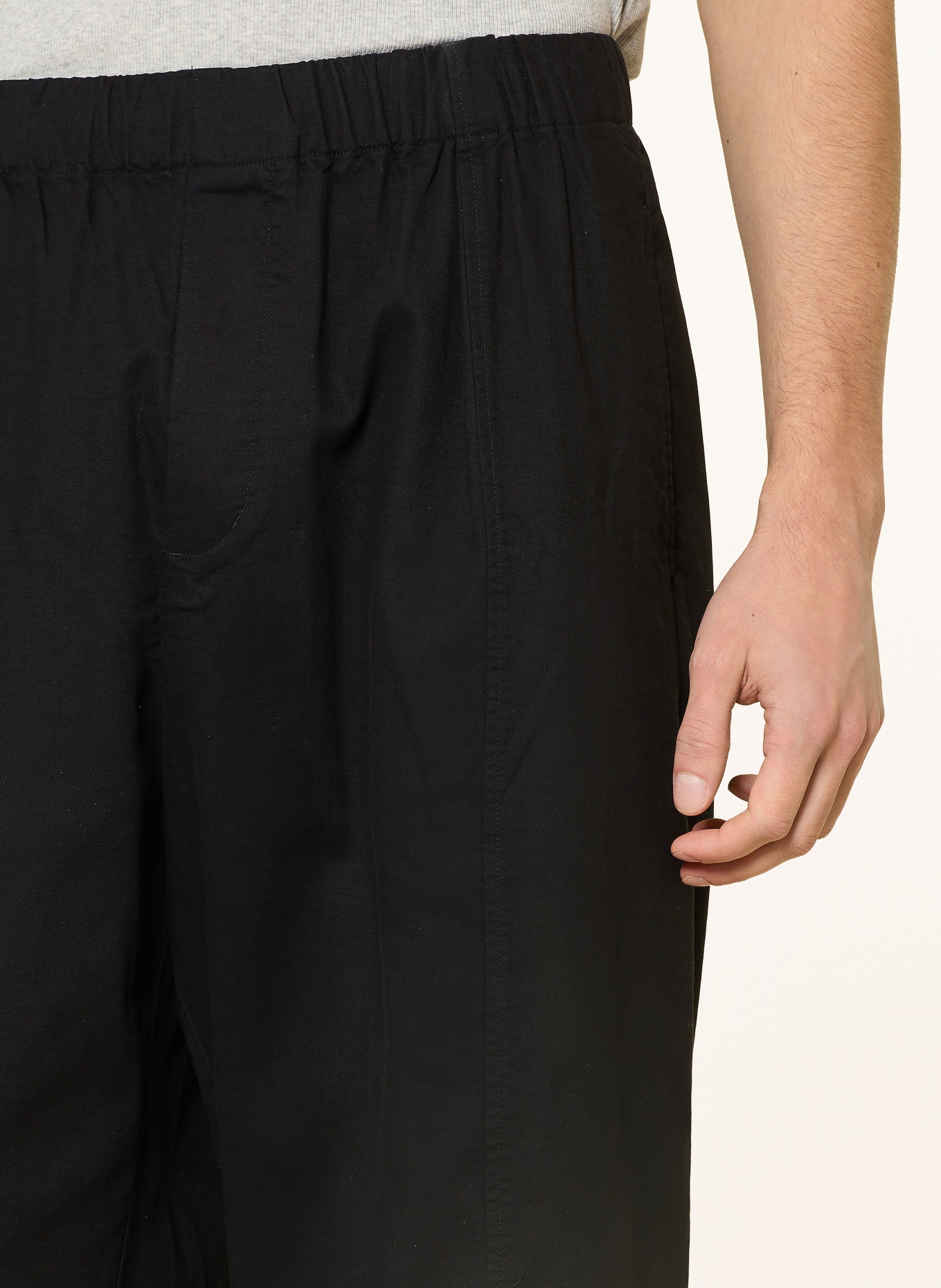 COS Chino Regular Fit: SCHWARZ