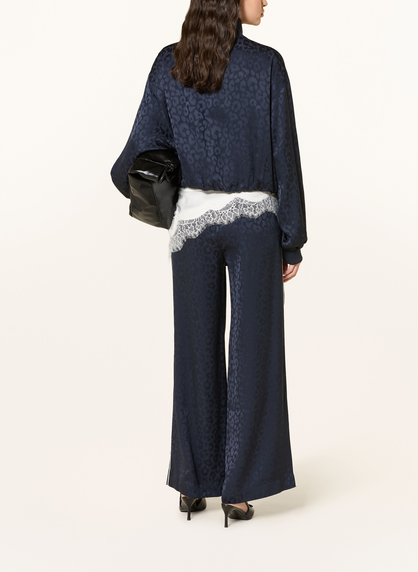 Lala Berlin Spodnie TANO w stylu joggingowym z galonowymi paskami: GRANATOWY / BIAŁY