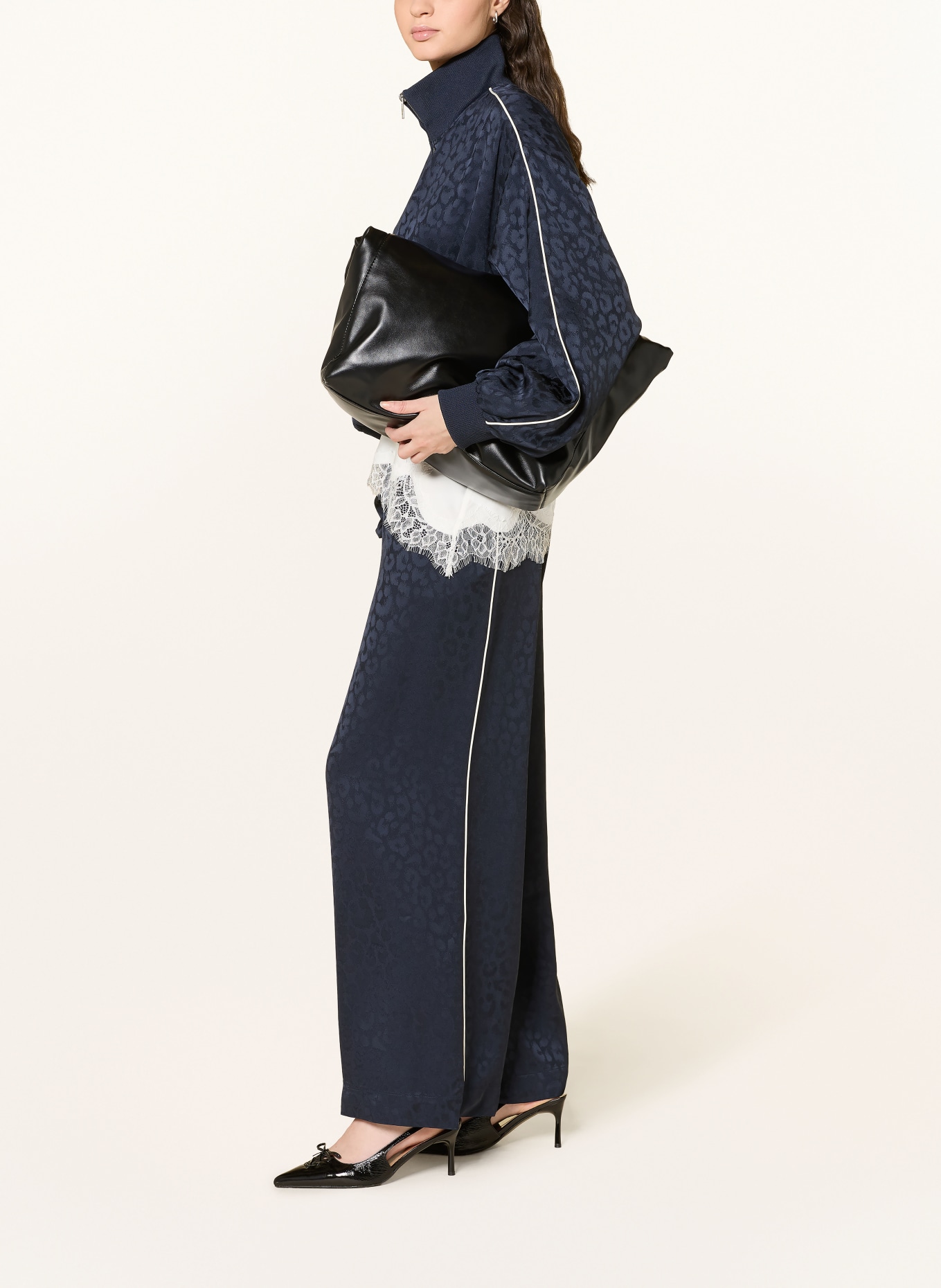 Lala Berlin Spodnie TANO w stylu joggingowym z galonowymi paskami: GRANATOWY / BIAŁY