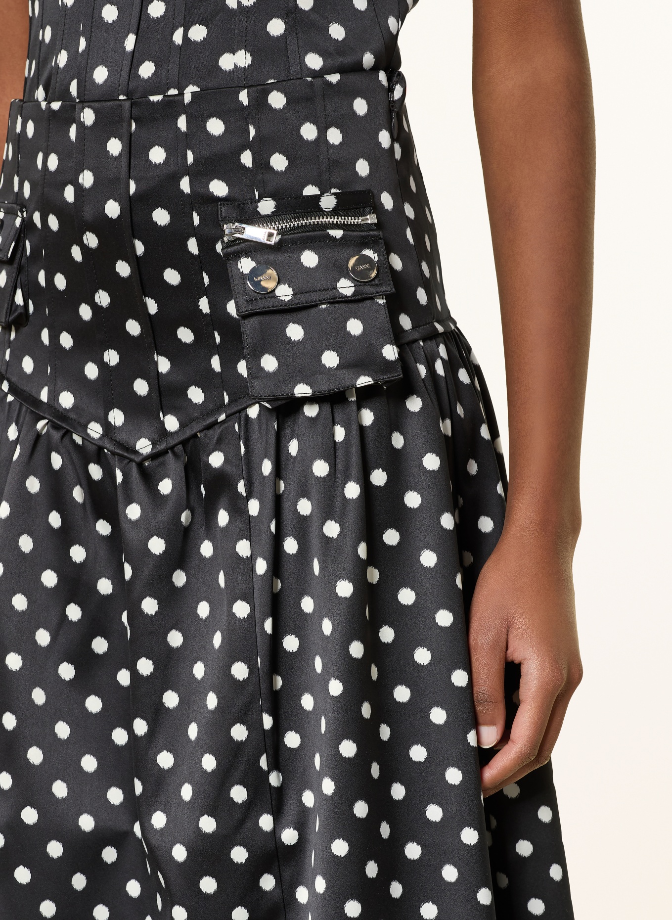 GANNI saténová sukně: ČERNÁ / BÍLÁ