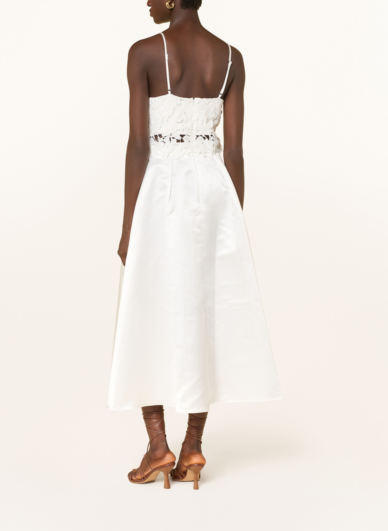 APART večerní šaty: BÍLÁ