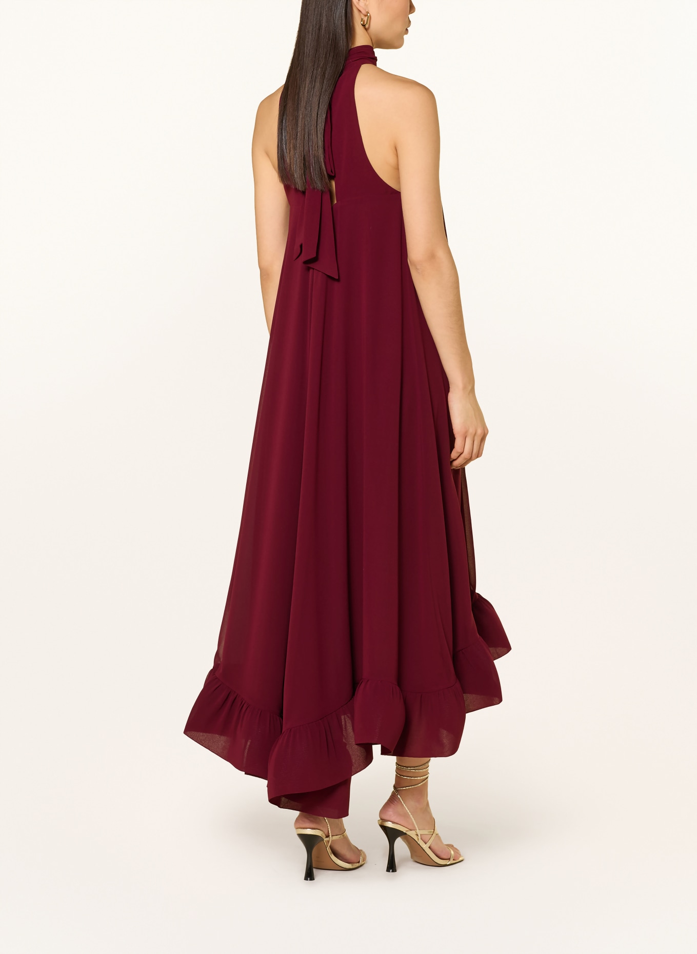 APART Večerní šaty s volány: TMAVĚ ČERVENÁ