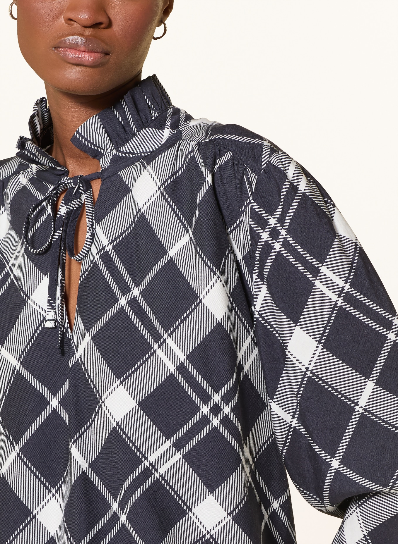 Barbour Blus med volanger: MÖRKBLÅ / VIT