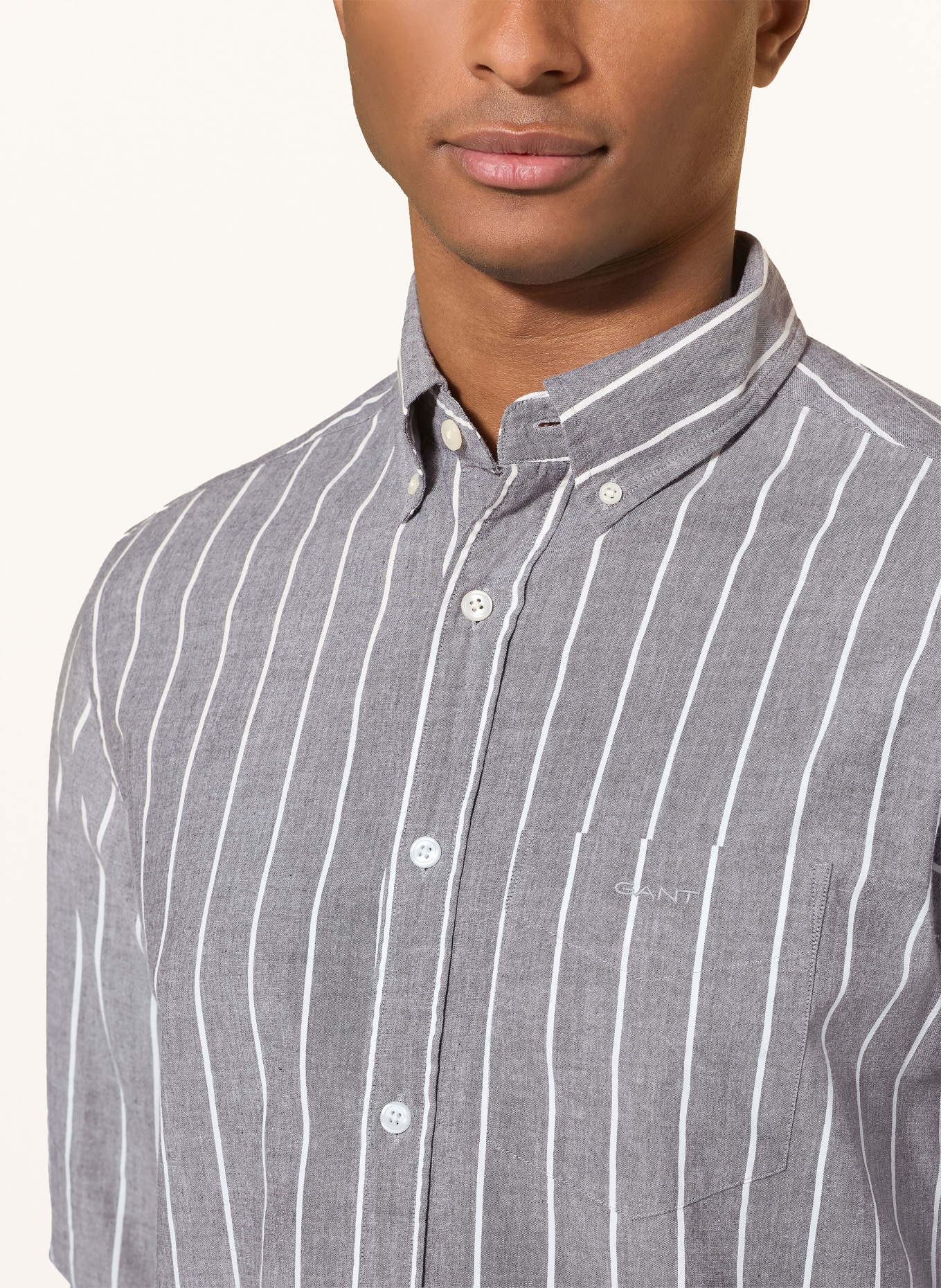 GANT Chemise coupe classique: GRIS FONCÉ / BLANC