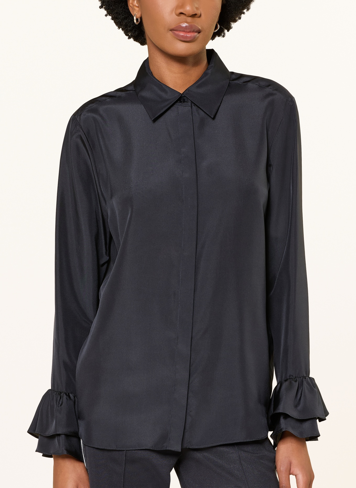 DOROTHEE SCHUMACHER Hedvábná halenka PLAYFUL VOLUMES s volánky: TMAVĚ MODRÁ