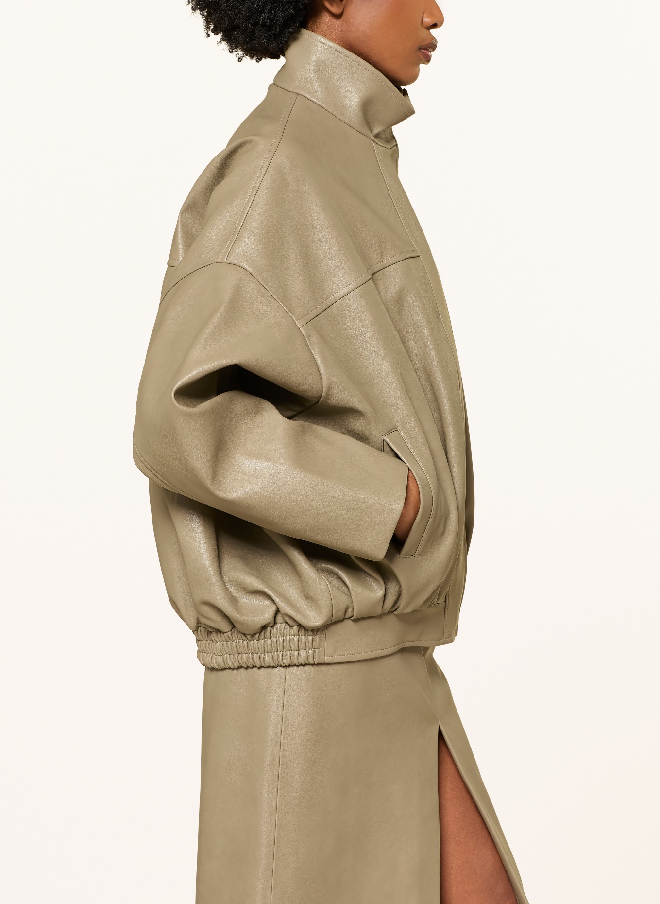 The Frankie Shop Blouson VEREN in Lederoptik: OLIV