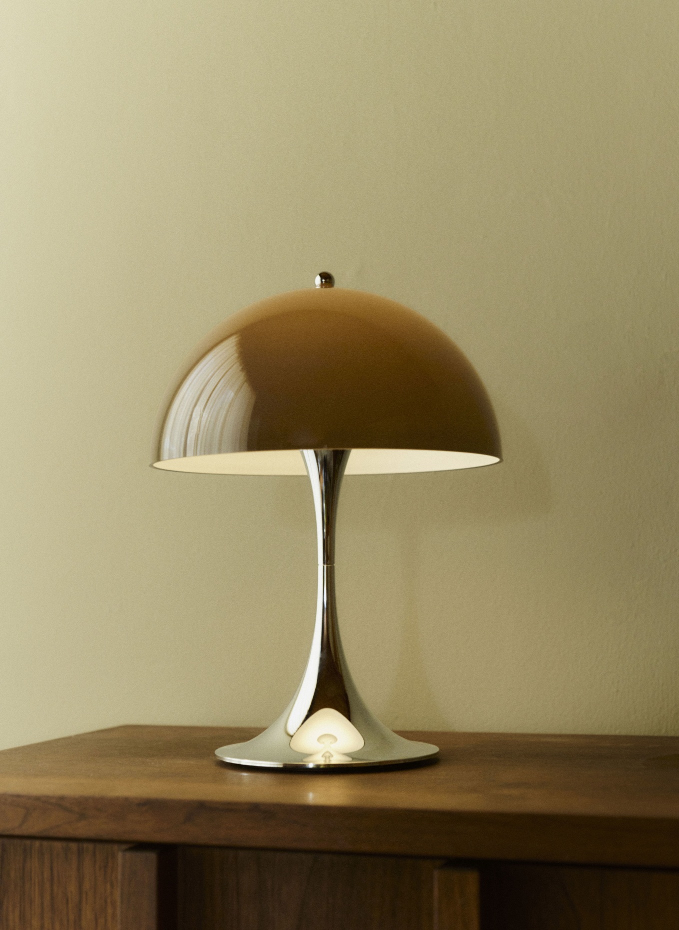 louis poulsen Lampa stołowa PANTHELLA 250 PORTABLE: SZAROBRĄZOWY / SREBRNY