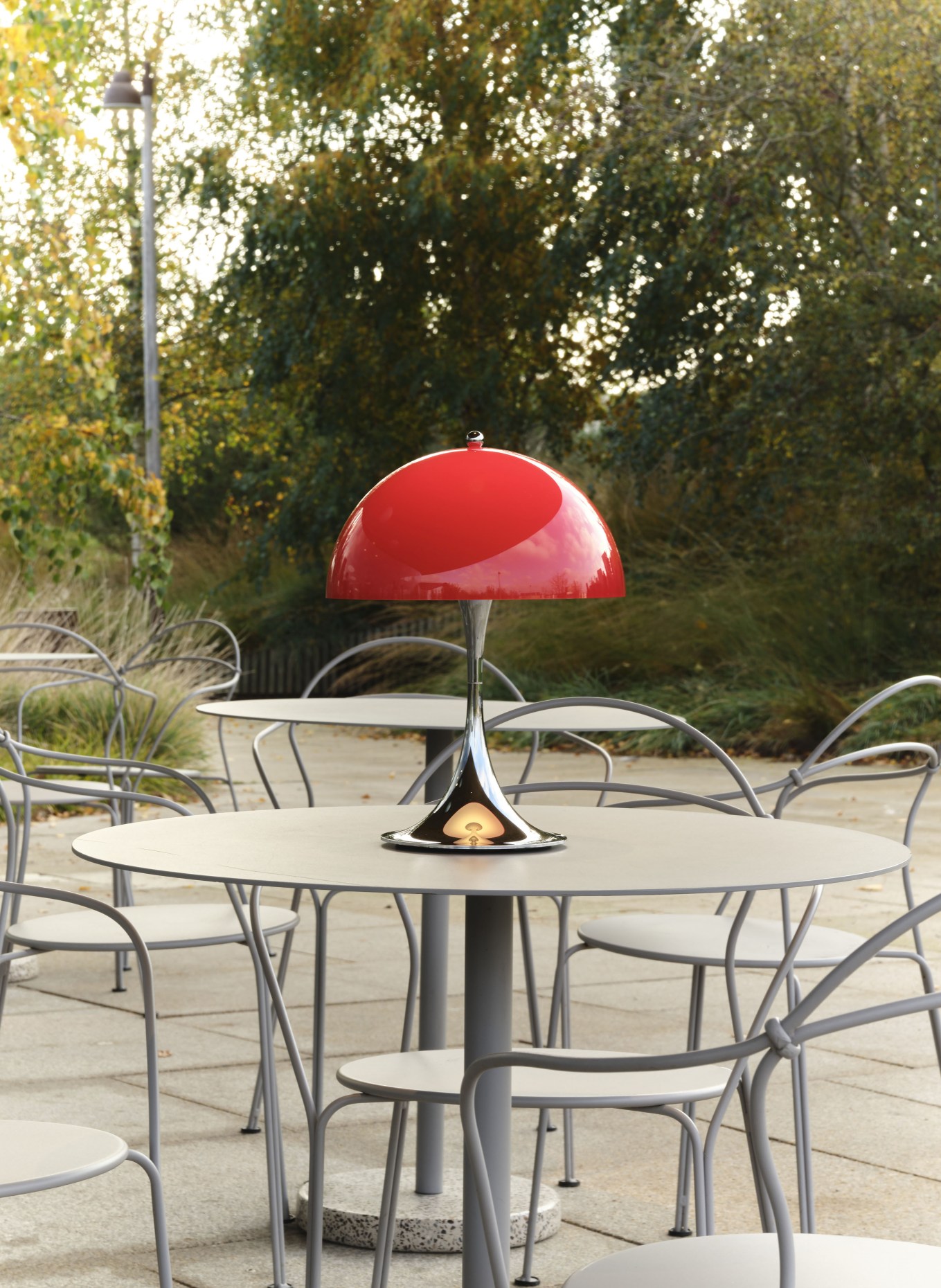 louis poulsen Lampa stołowa PANTHELLA 250 PORTABLE: CZERWONY / SREBRNY