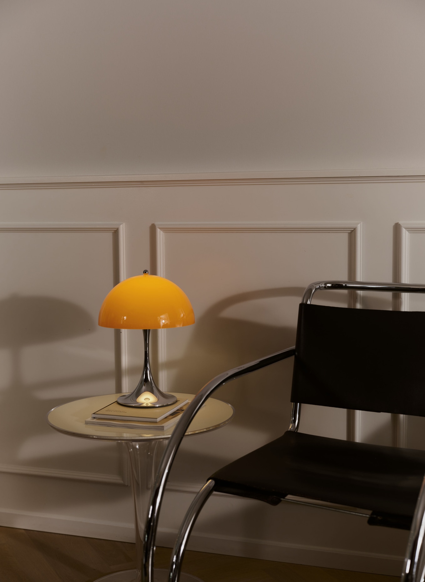 louis poulsen Lampa stołowa PANTHELLA 250 PORTABLE: POMARAŃCZOWY / SREBRNY