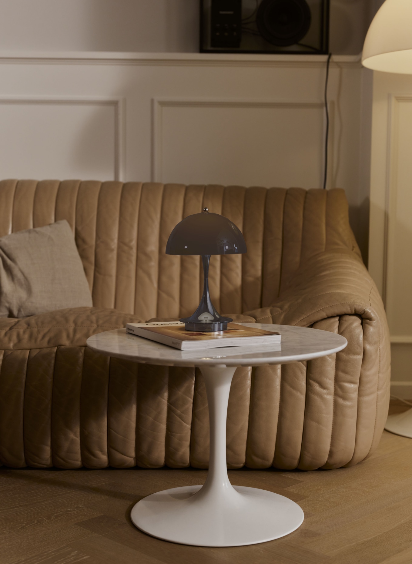 louis poulsen Lampa stołowa PANTHELLA 160 PORTABLE: CZIEMNOSZARY / SREBRNY