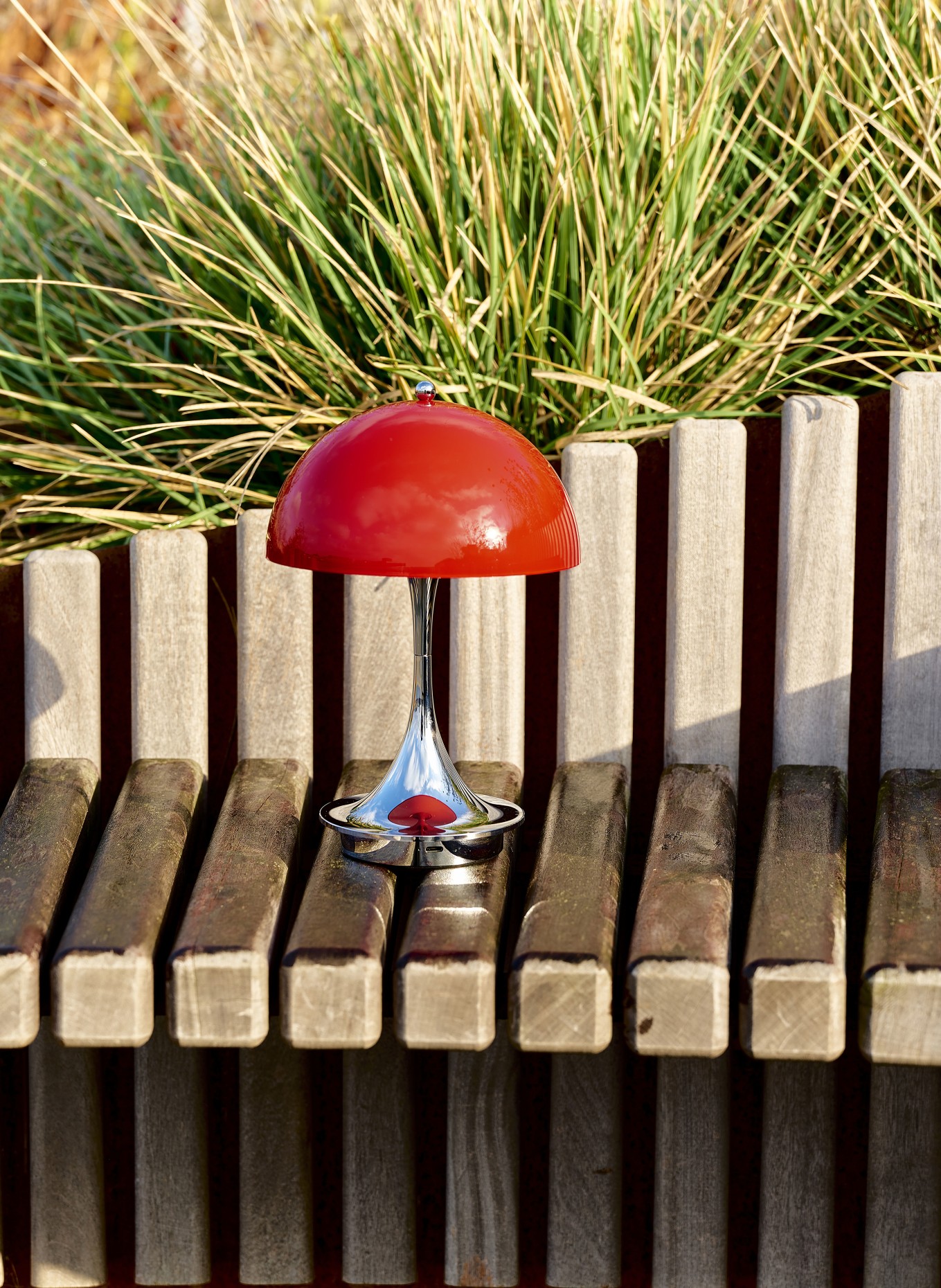 louis poulsen Lampa stołowa PANTHELLA 160 PORTABLE: CZERWONY / SREBRNY