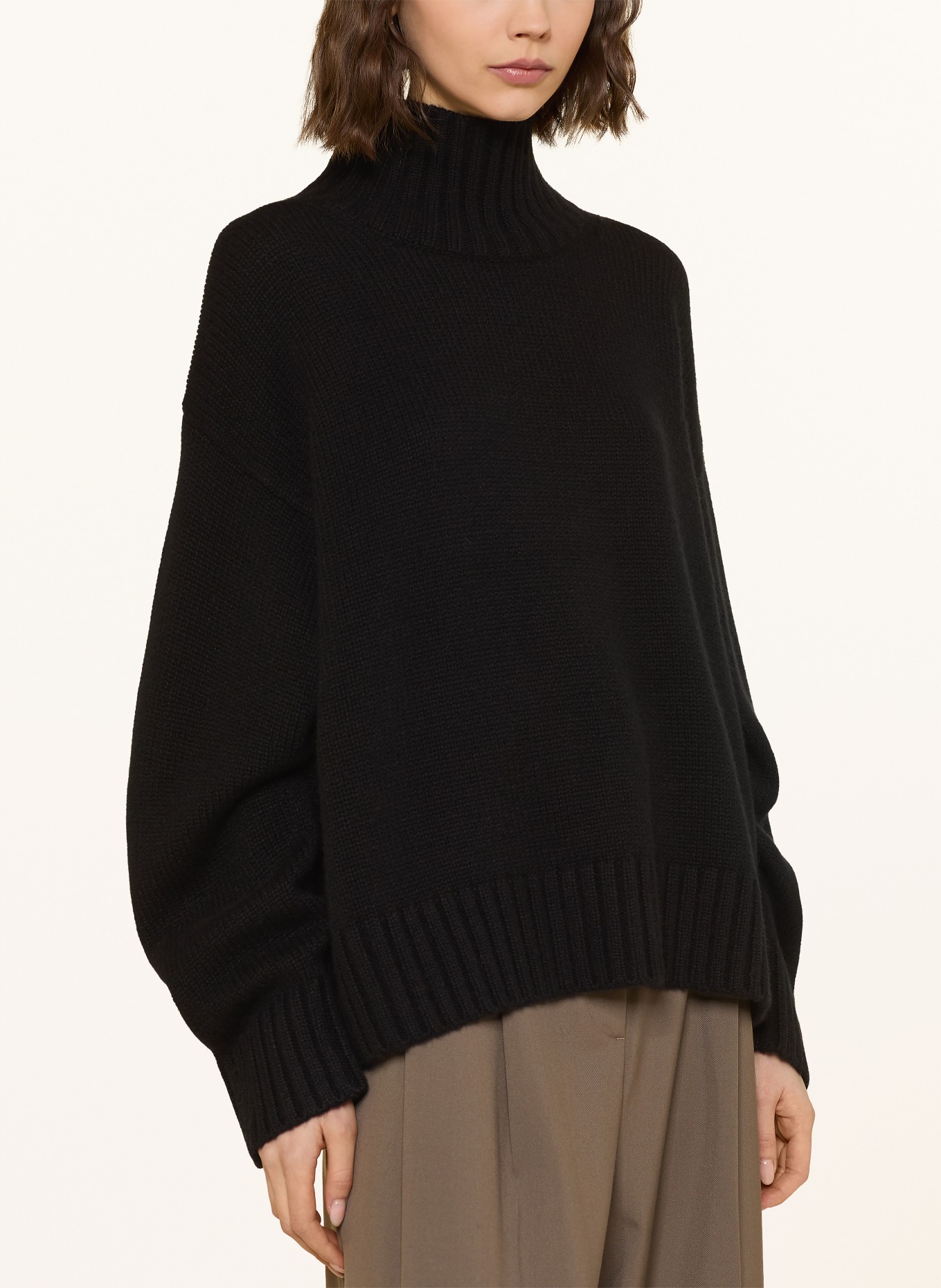 COS Kašmírový svetr: ČERNÁ