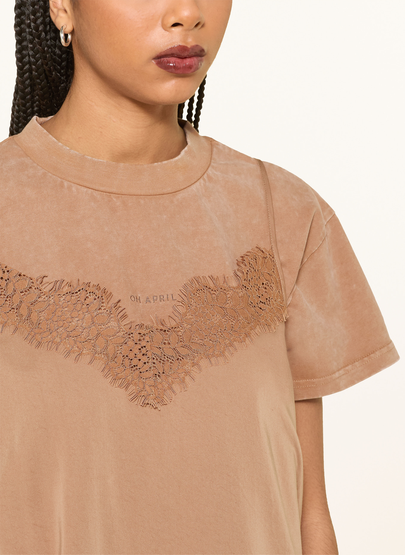 OH APRIL Saténové tričko TAMI s krajkou: HNĚDÁ