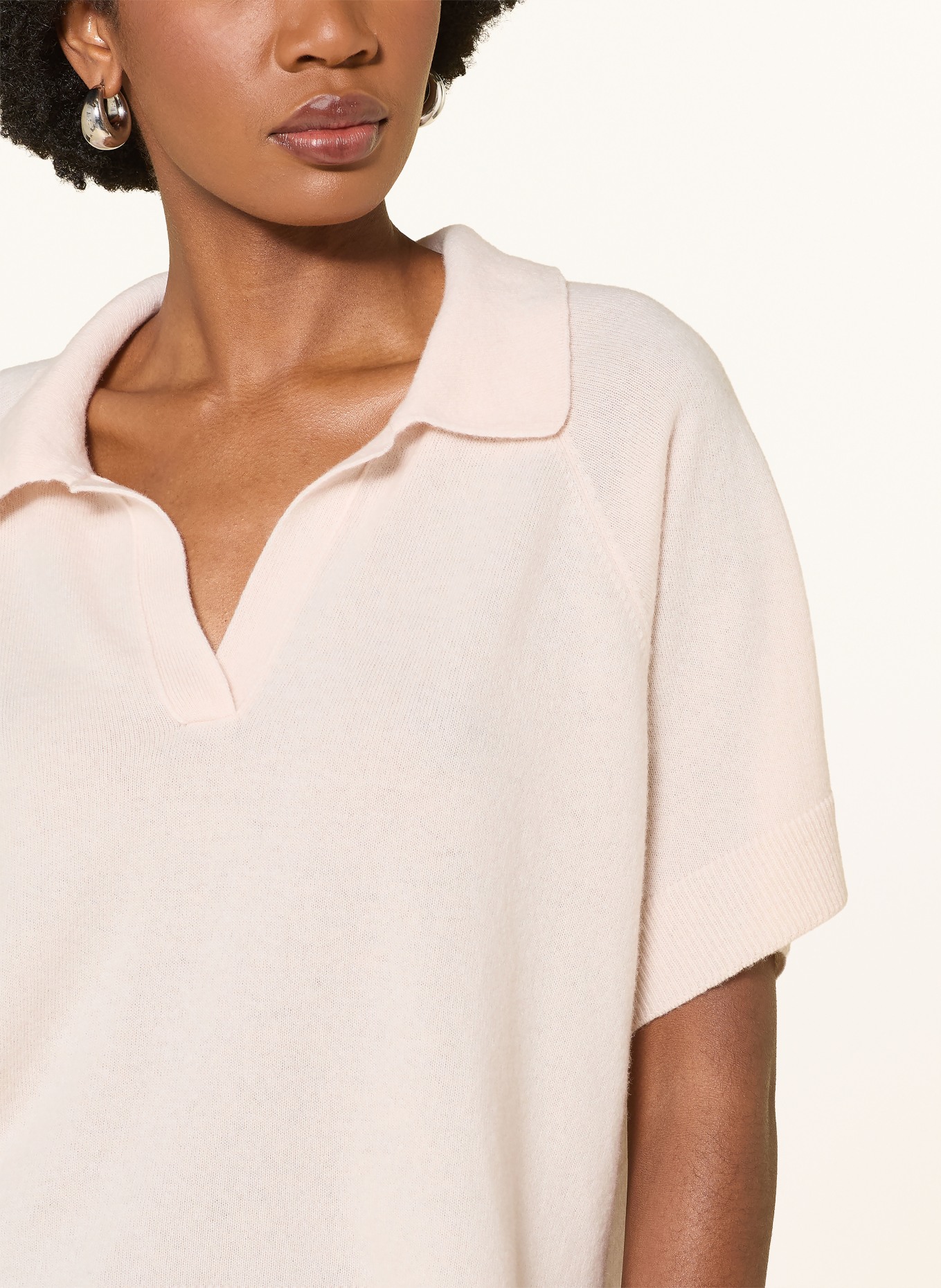 by Aylin Koenig Polo en maille ERIKA en laine mérinos et cachemire: ROSE CLAIR