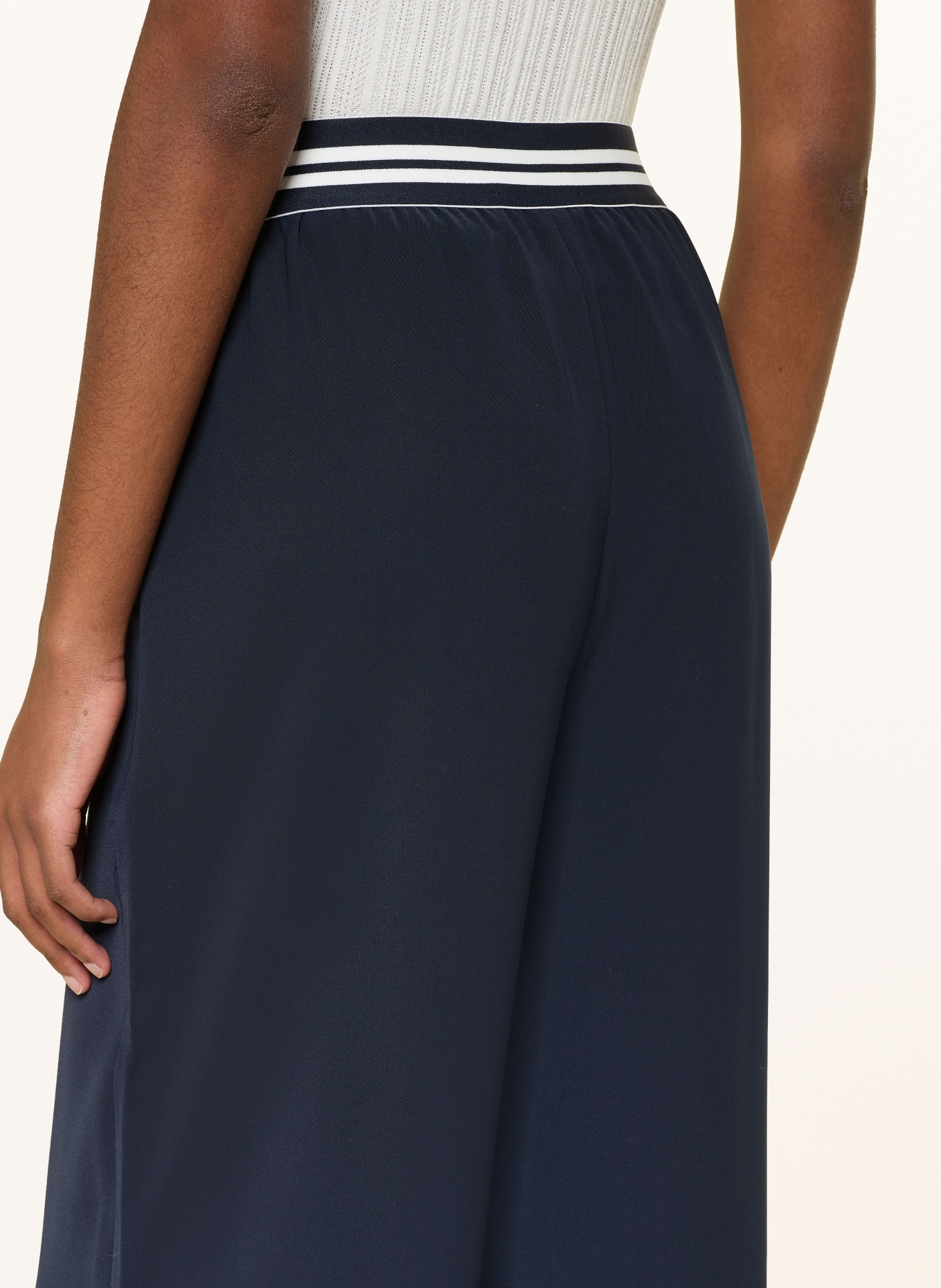 REISS Kalhoty Marlene SONNIE: TMAVĚ MODRÁ / BÍLÁ