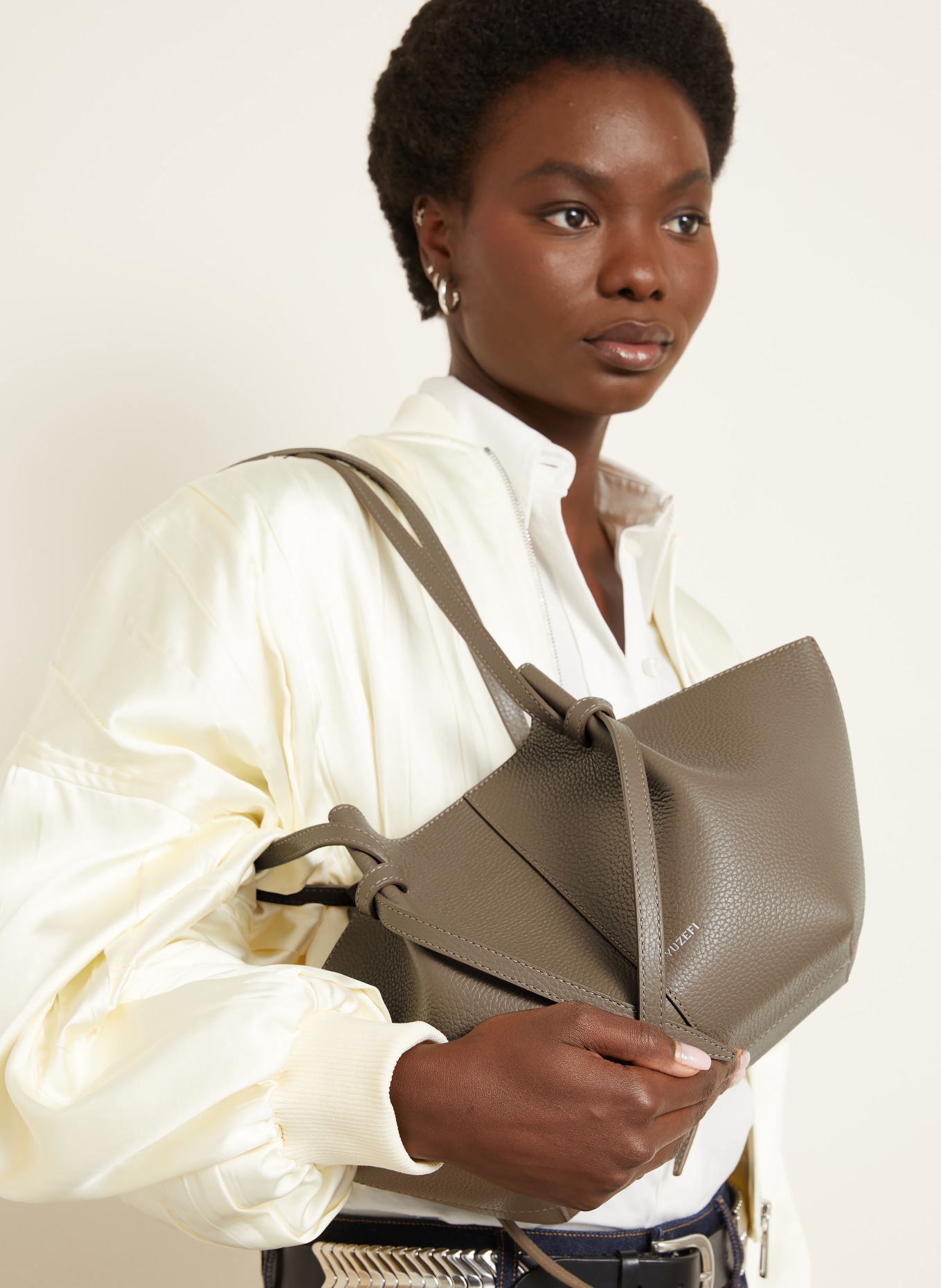 YUZEFI Schoudertas MOCHI: TAUPE