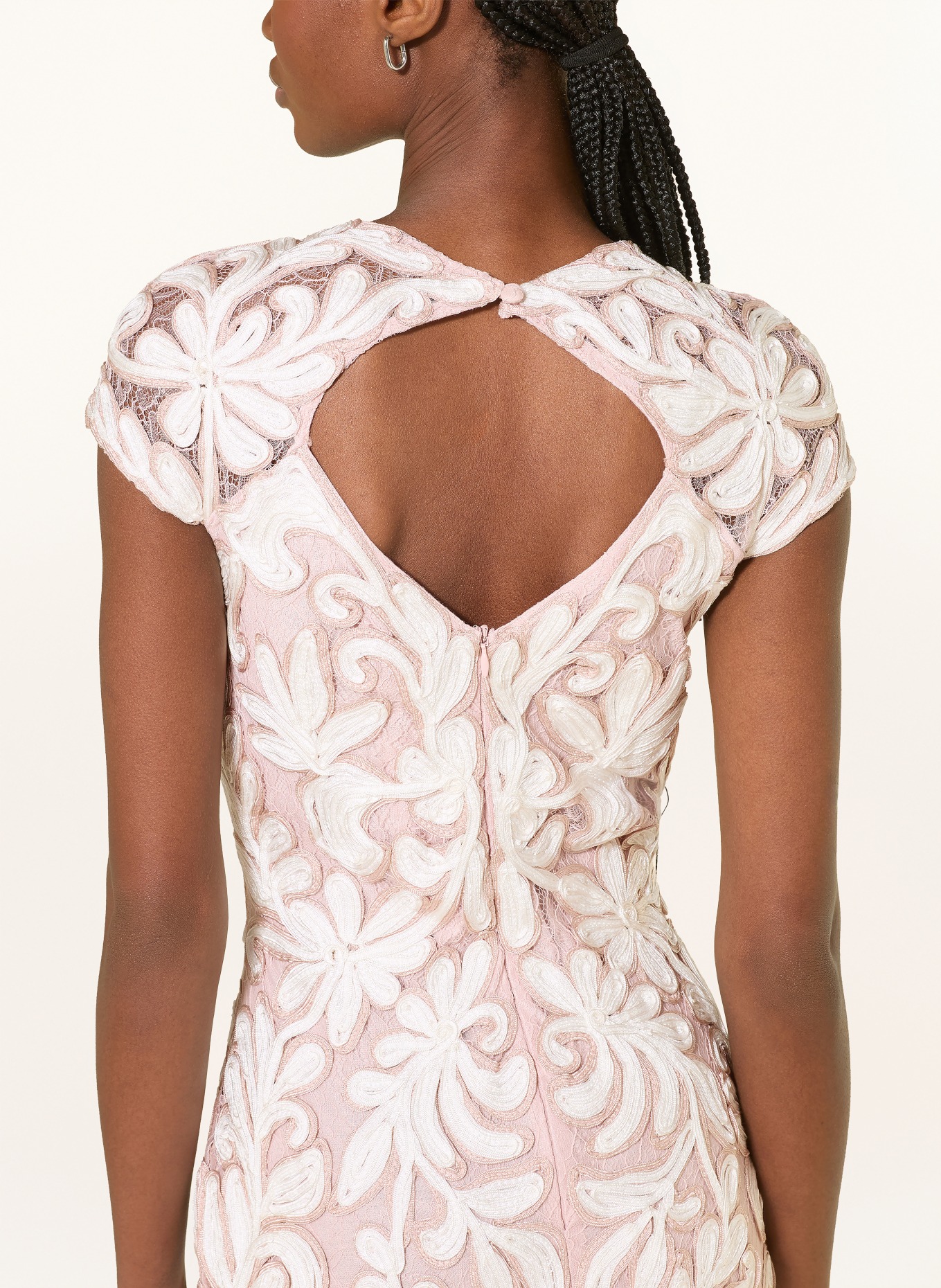 Phase Eight Plisované šaty KARIMA s třpytivou nití: KRÉMOVÁ / RŮŽOVÁ / ZELENÁ