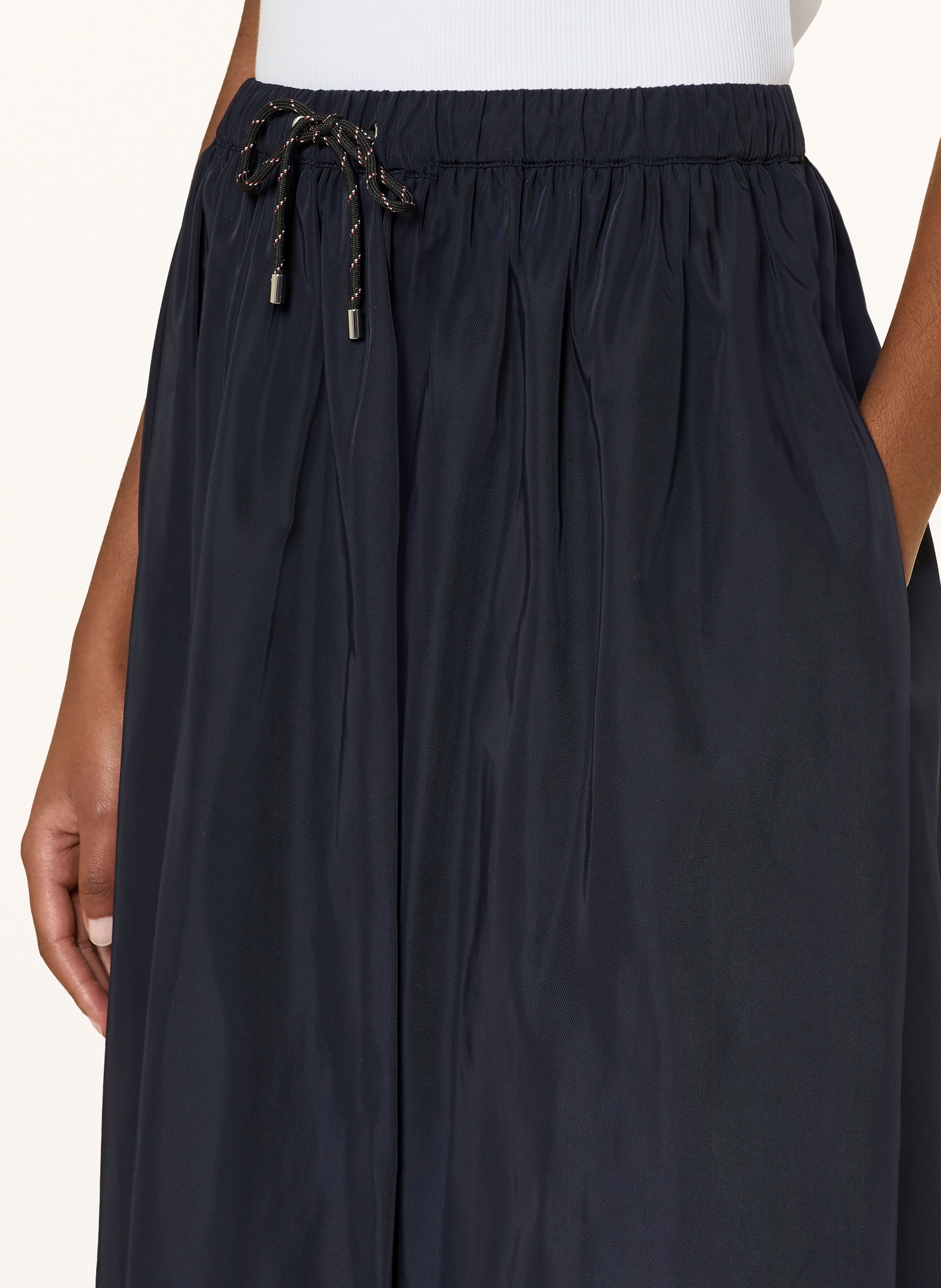 Veronica Beard Saténová sukně BATES: TMAVĚ MODRÁ