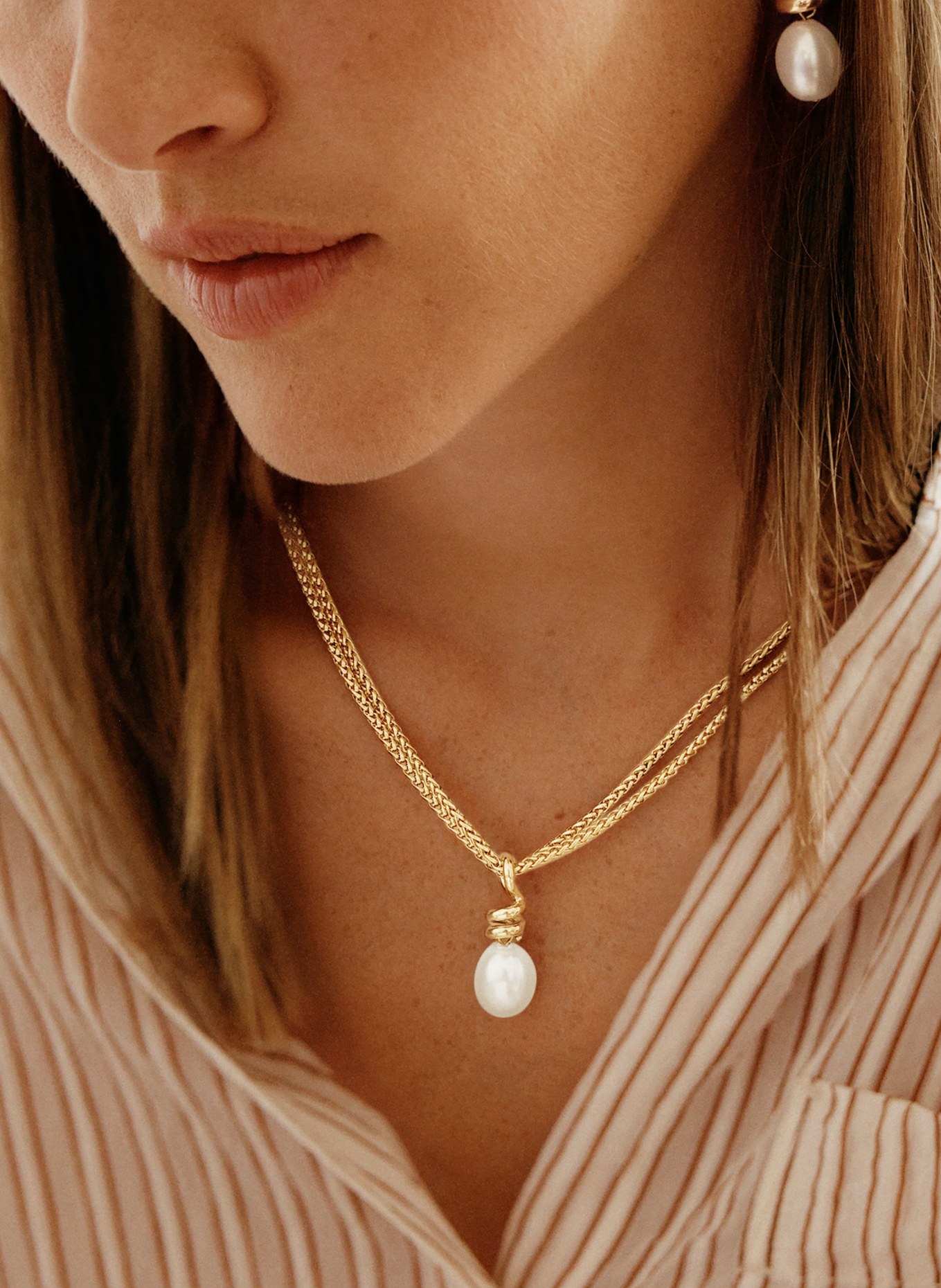 EDBLAD Náhrdelník SWIVEL PEARL L: ZLATÁ