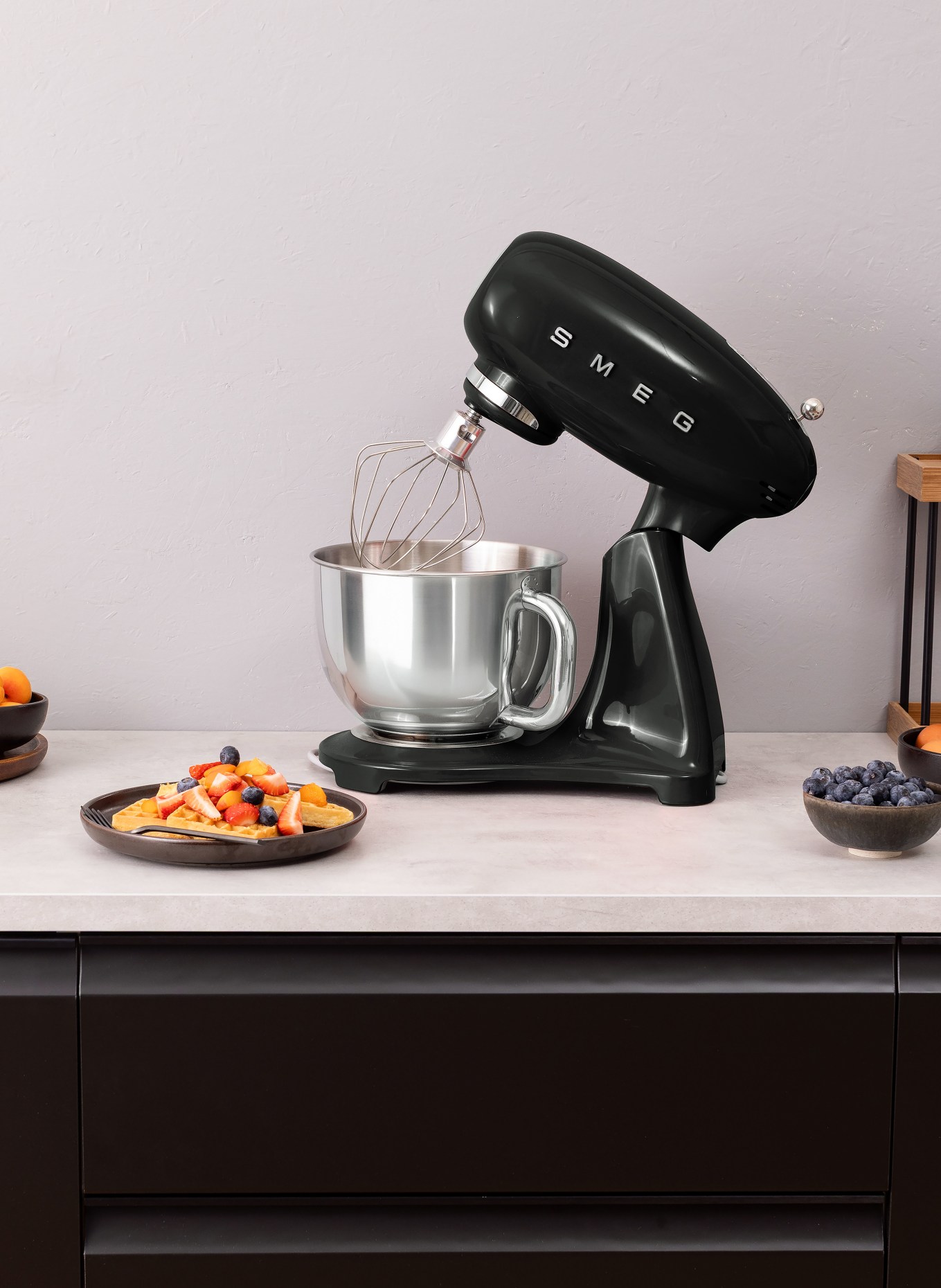 SMEG Küchenmaschine SMF05: SCHWARZ