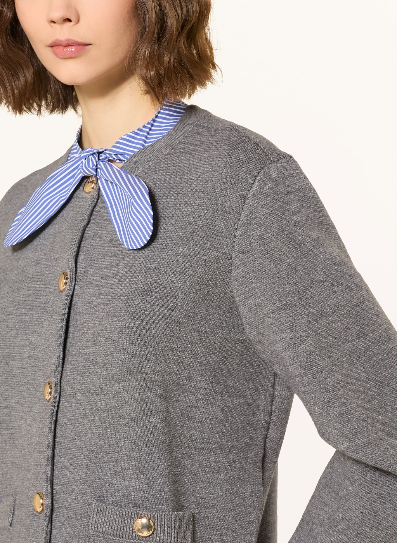 maje Strickjacke mit abnehmbarem Kragen: GRAU / BLAU / WEISS