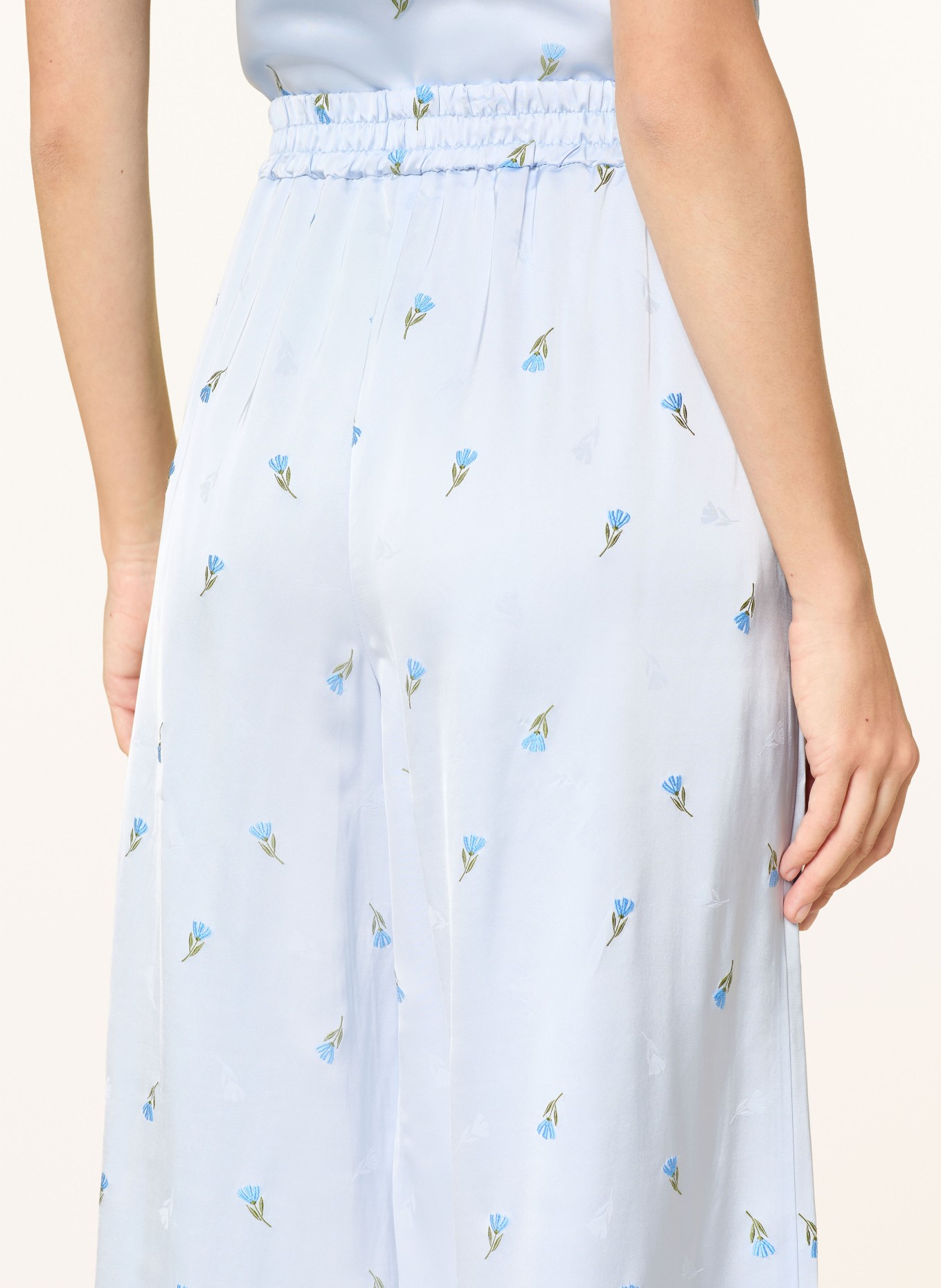 CLAUDIE PIERLOT Marlenehose aus Satin: HELLBLAU / GRÜN / BLAU